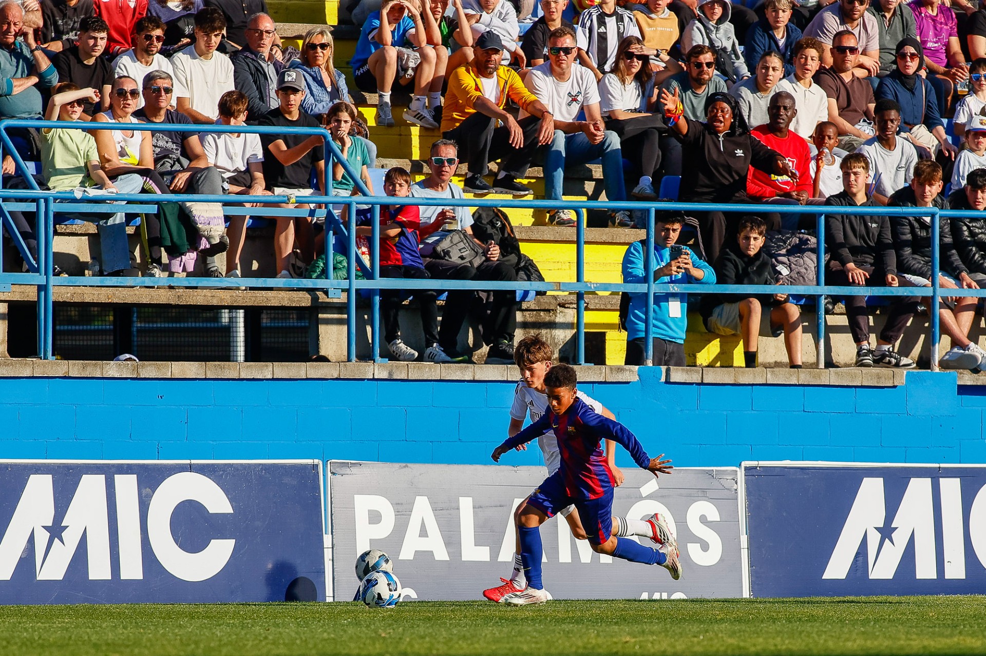 Una acción de la final de la categoría U12-A entre Barça y Madrid.