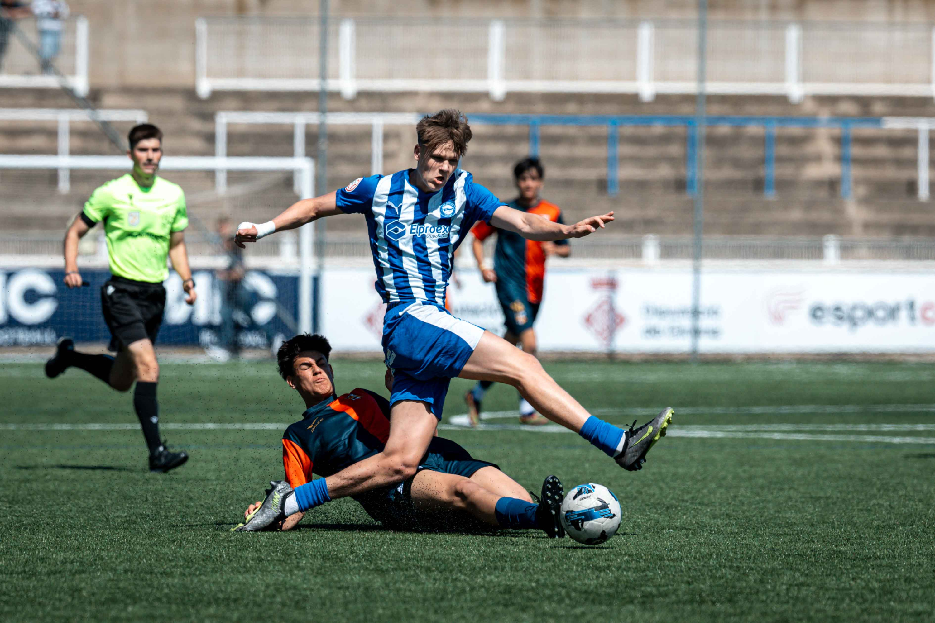 Una acción de la final de la categoría U19 entre la UE Quart y el Deportivo Alavés.