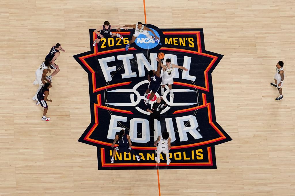 Aday Mara, en el salto inicial junto a Tarris Reed Jr.