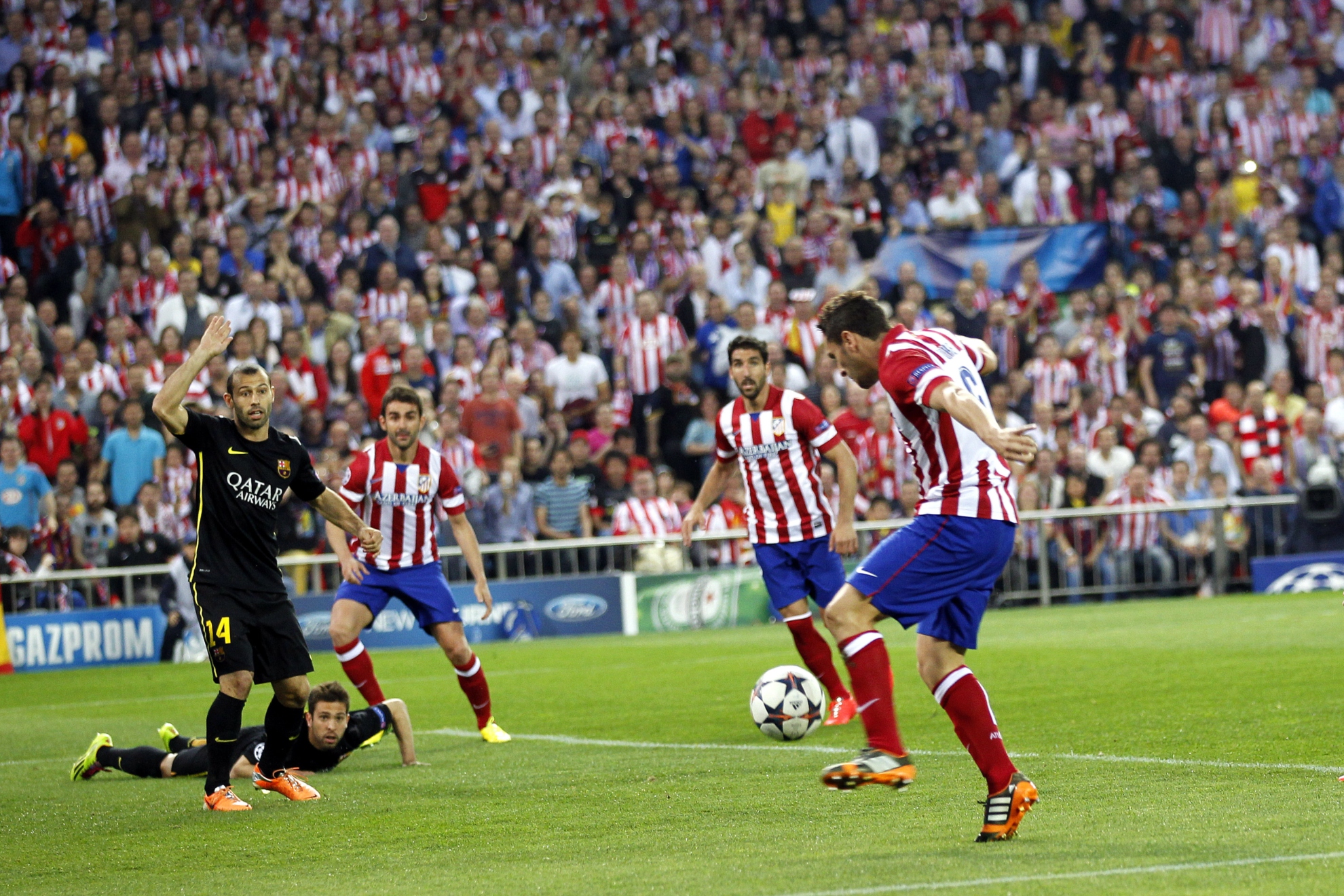 Koke rematando a puerta para anotar gol ante el Barcelona en la Champions 13/14.