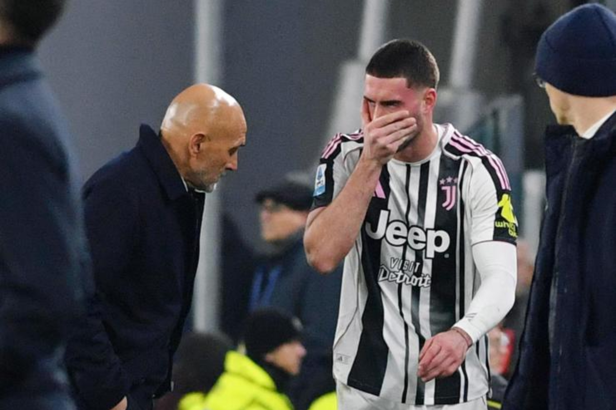 Dusan Vlahovic dialoga con Luciano Spalletti.