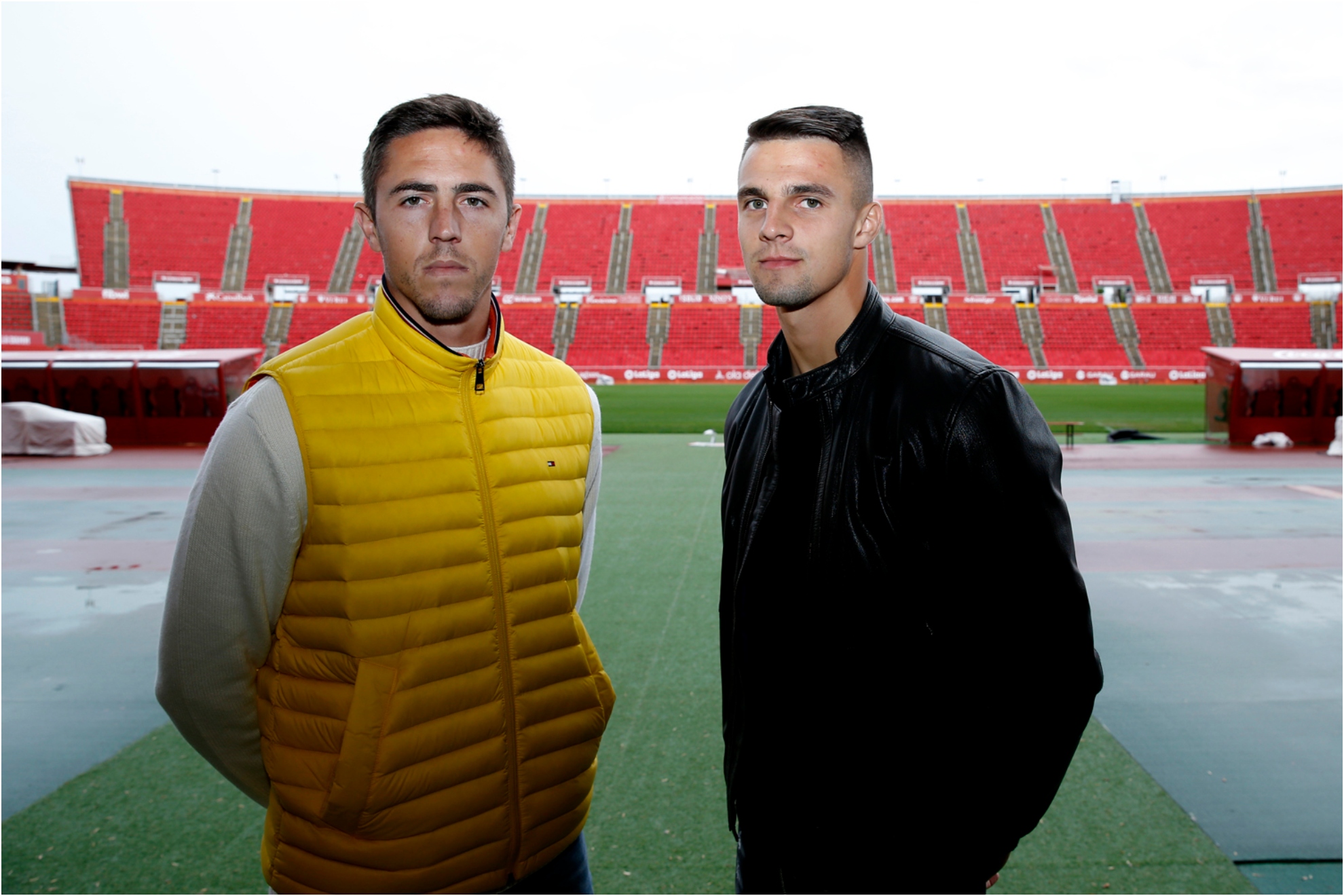 Raíllo y Valjent posando en el estadio del Mallorca.