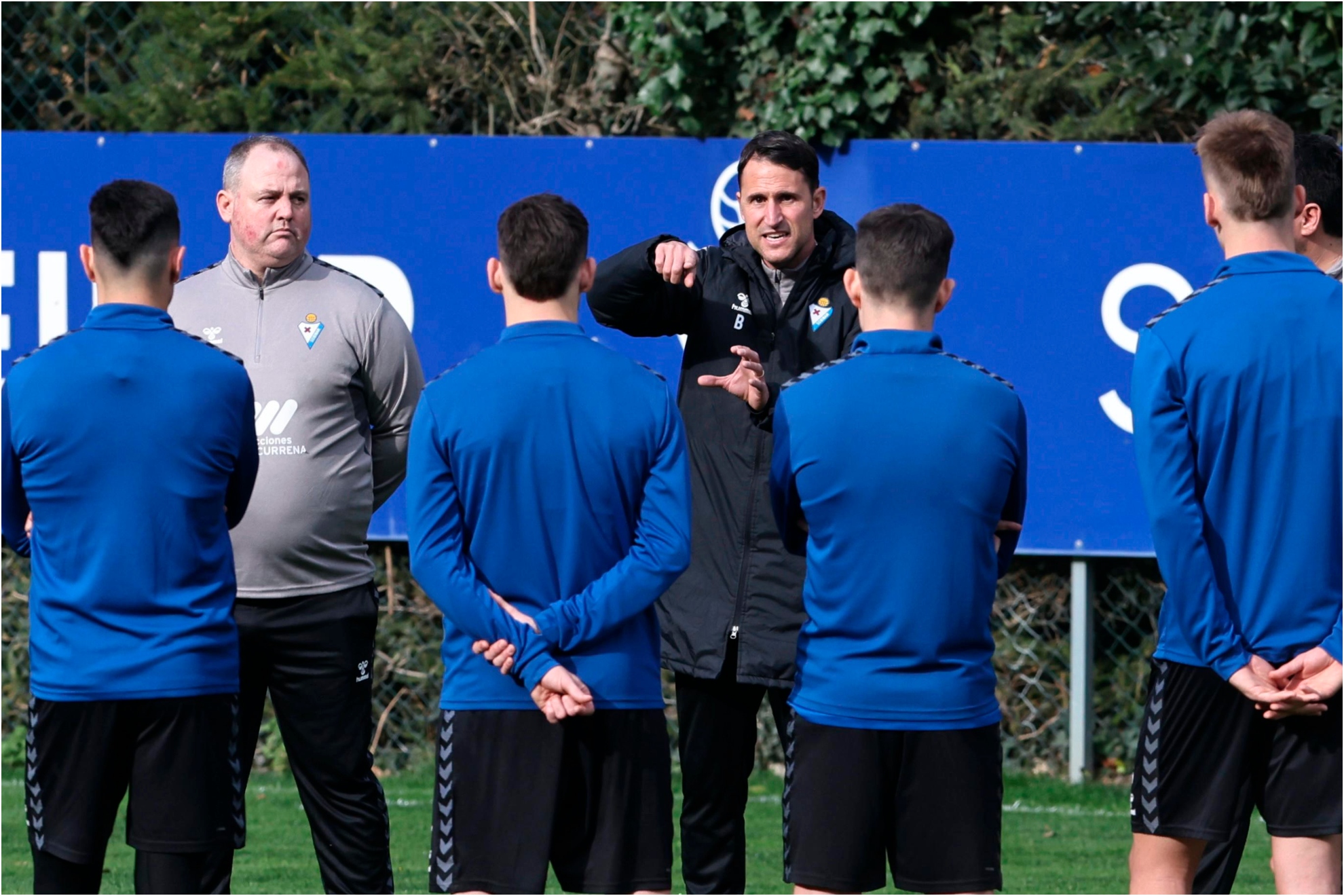 Beñat San José, dando una charla a los jugadores.