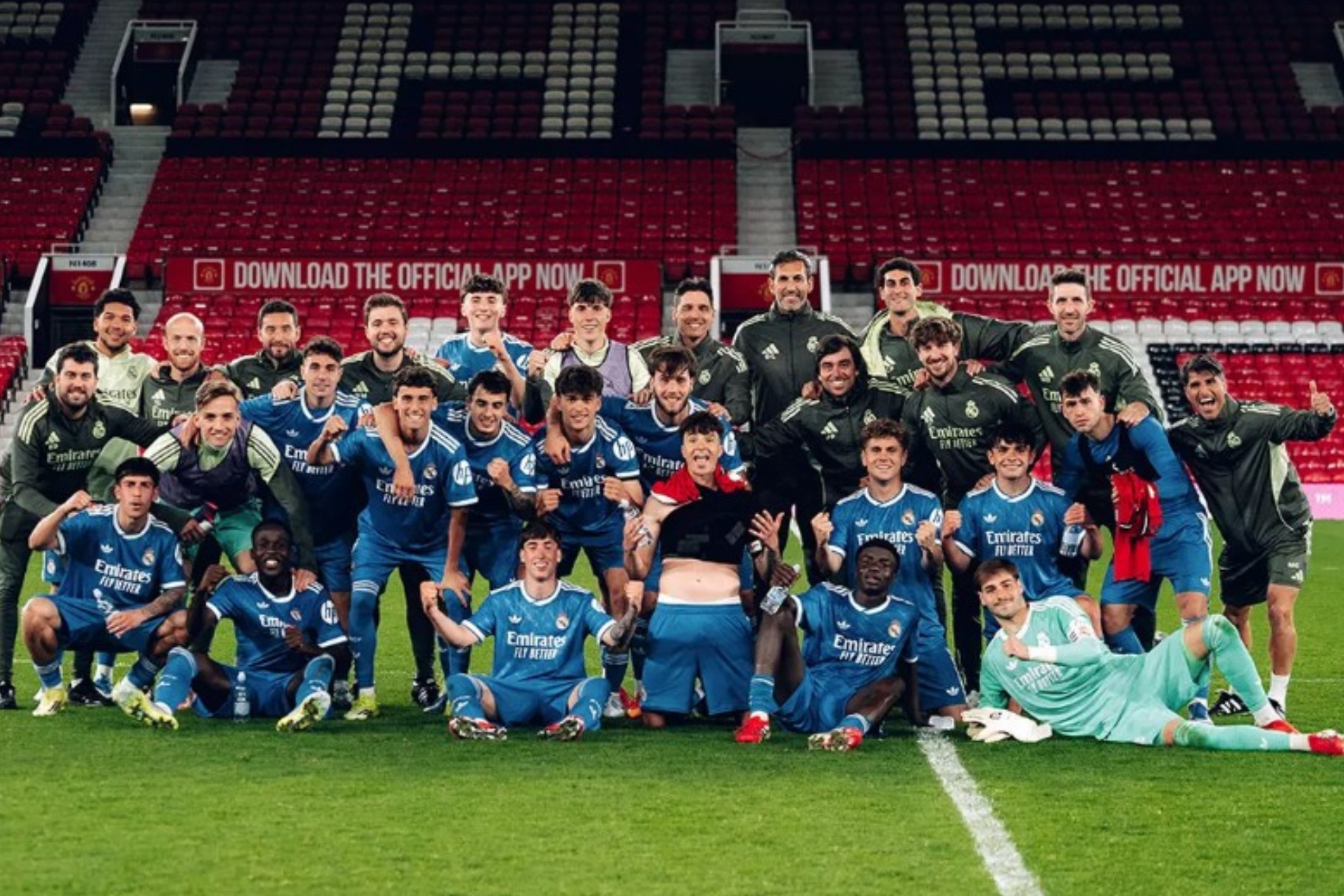 El Castilla celebra su histórico triunfo en Old Trafford ante el Manchester United sub 21.