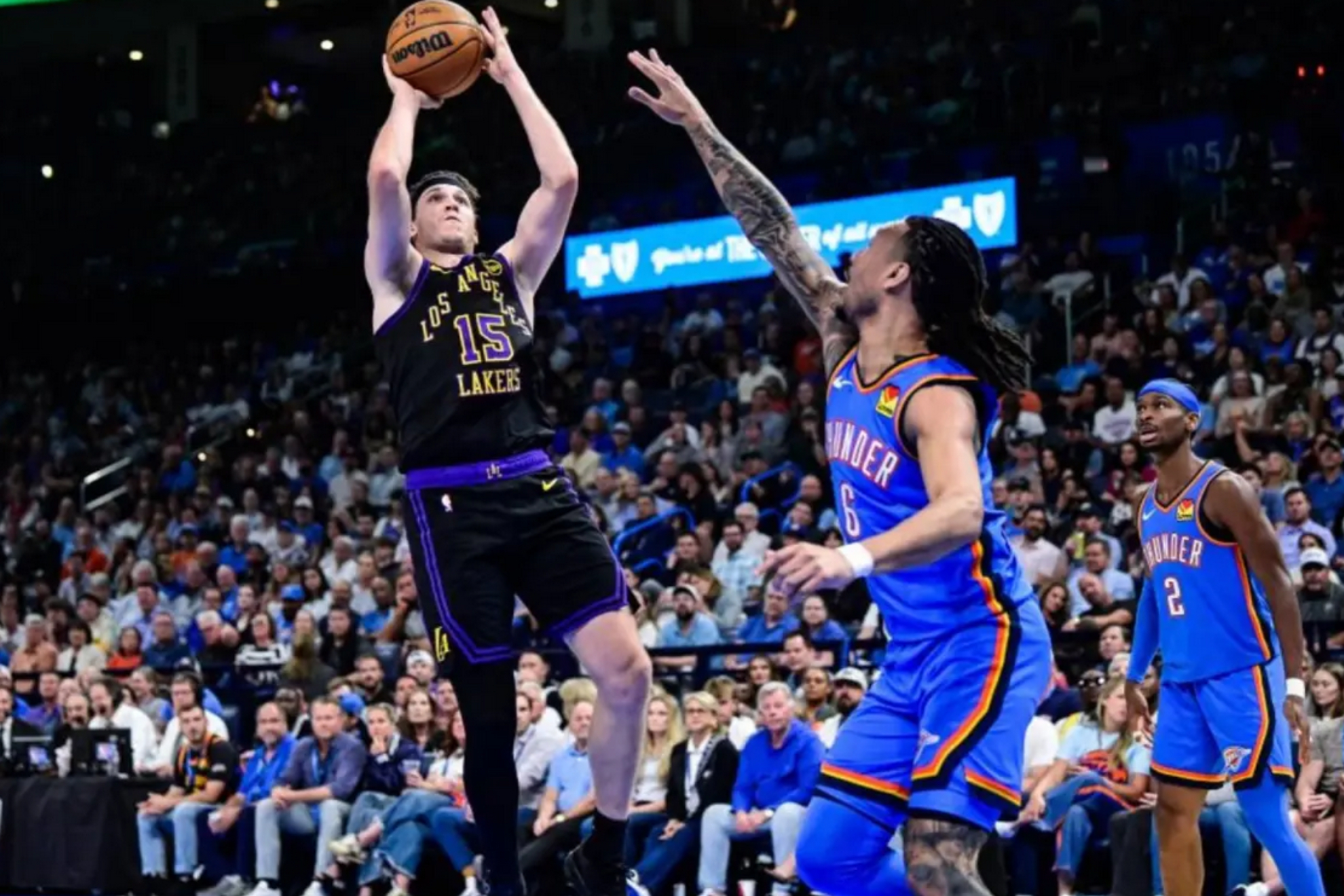 Reaves lanza a canasta en el partido ante los Thunder.