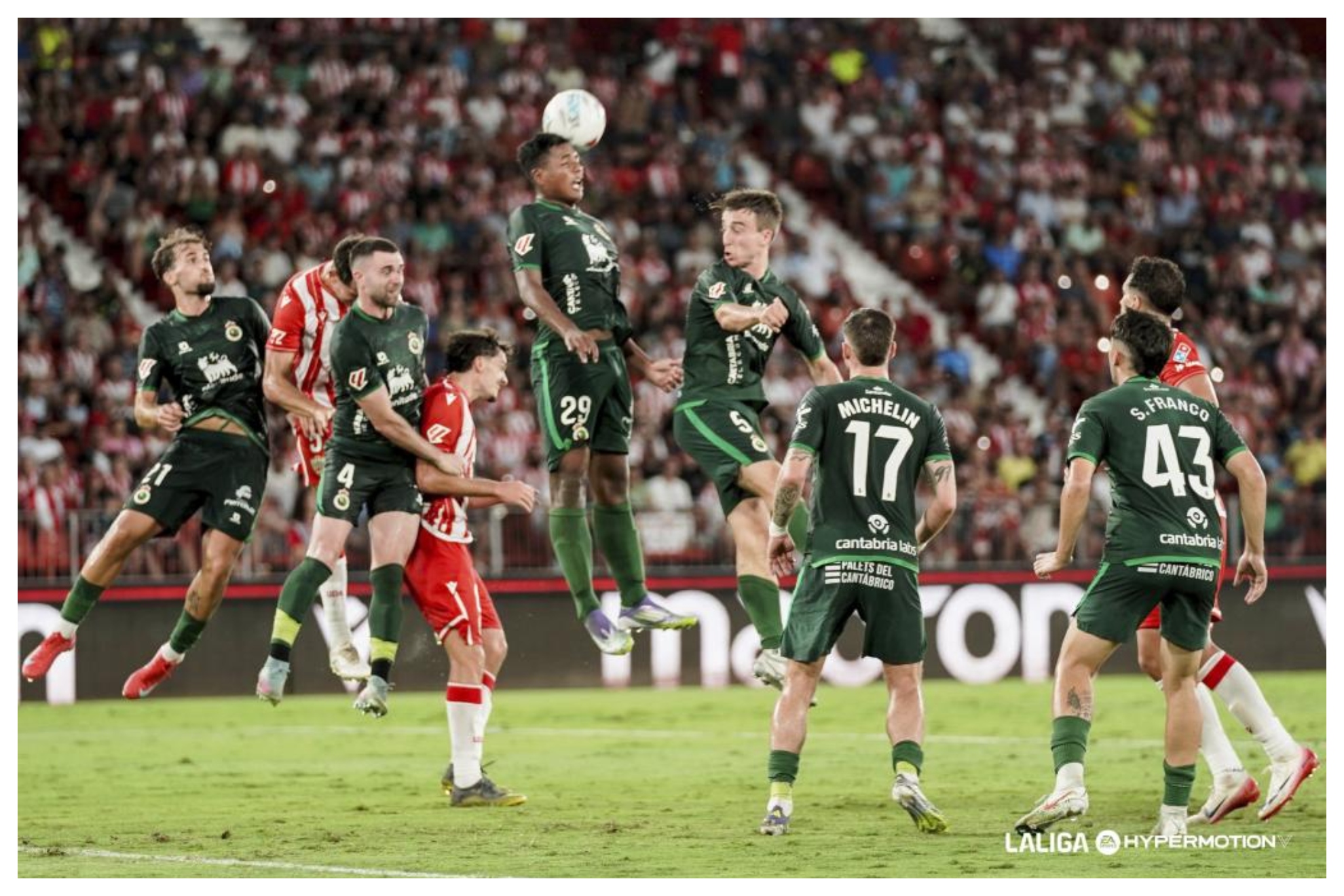 Una imagen del partido entre Racing y Almería  en la primera vuelta