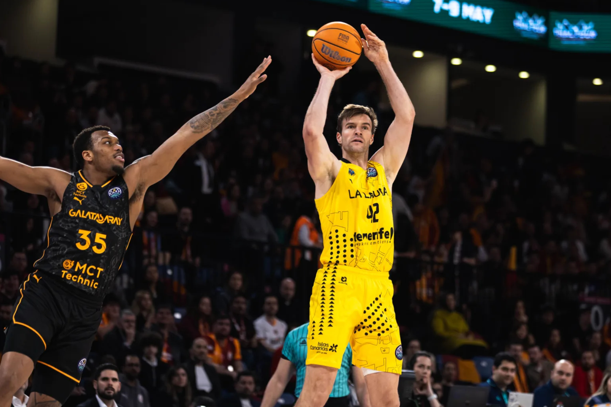 Aaron Doornekamp trata de lanzar ante la defensa de Fabian White Jr. FIBA PHOTO.