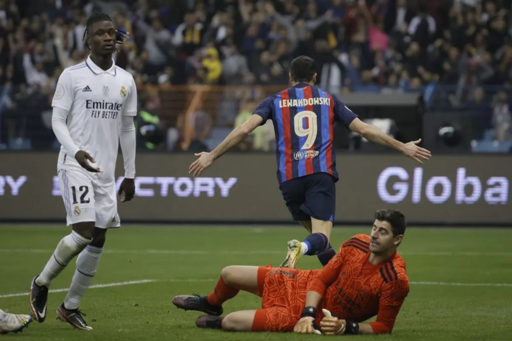 Lewandowski celebra su gol en la final de la Supercopa