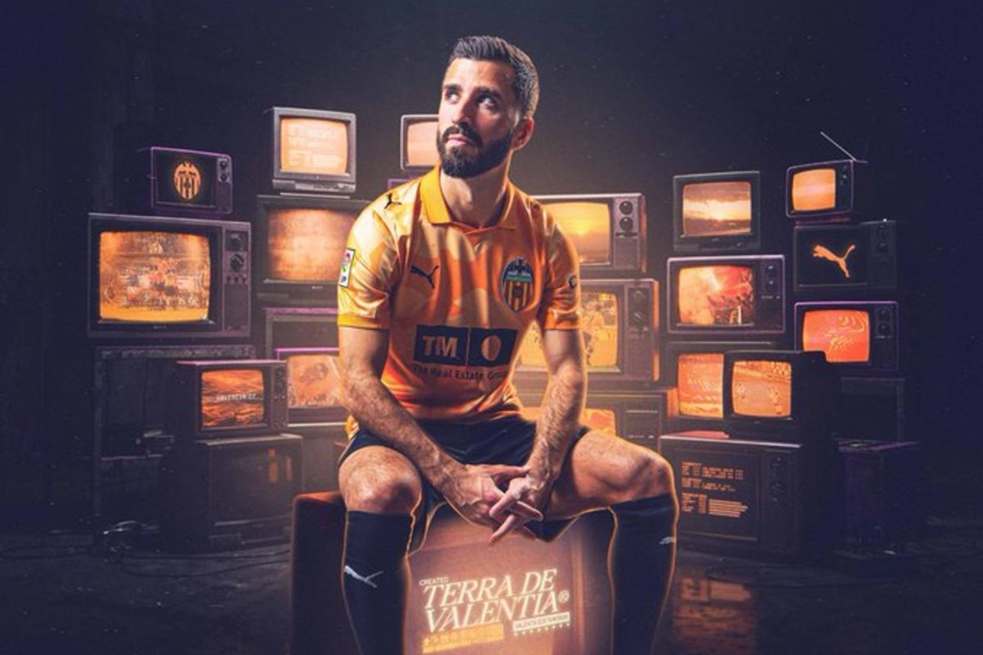 Gayá posa con la camiseta retro que emula a la de las temporadas 1999-91 y 1991-92.