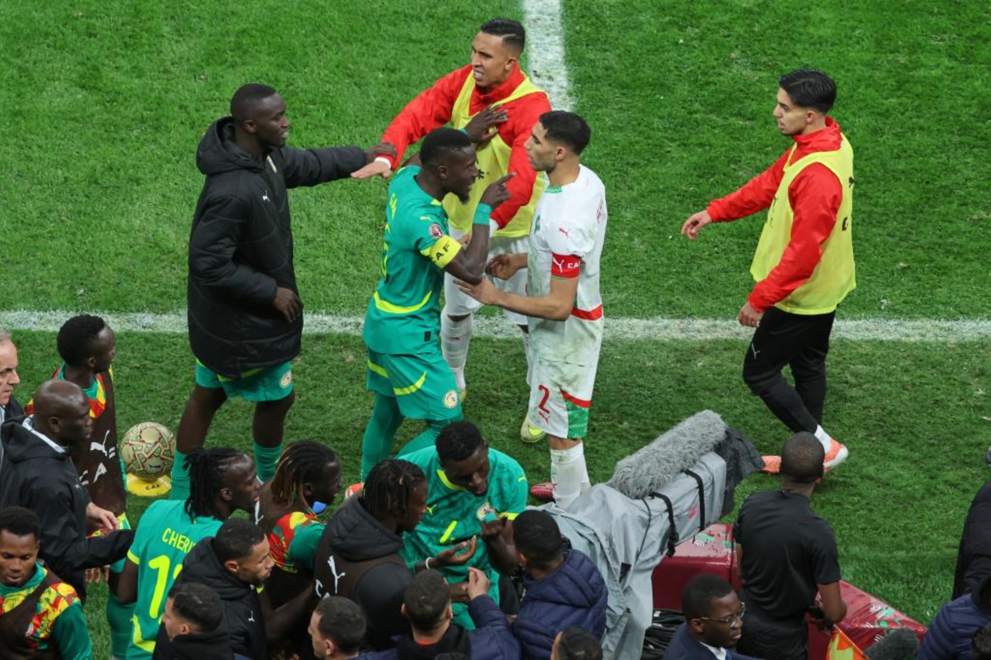 Achraf Hakimi discute con Idrissa Gueye durante la final de la Copa África.