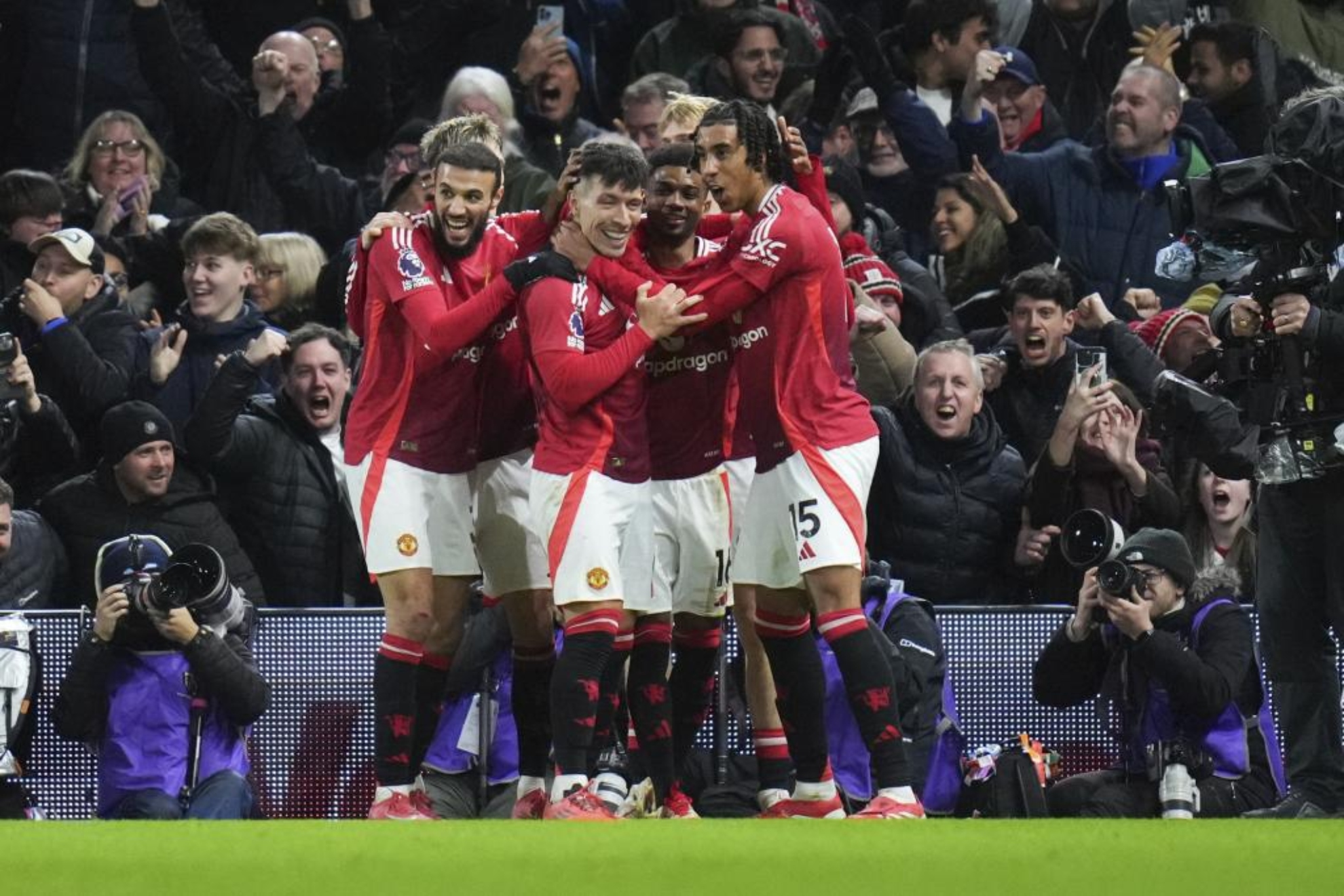 Lisandro Martínez celebra su gol contra el Fulham.