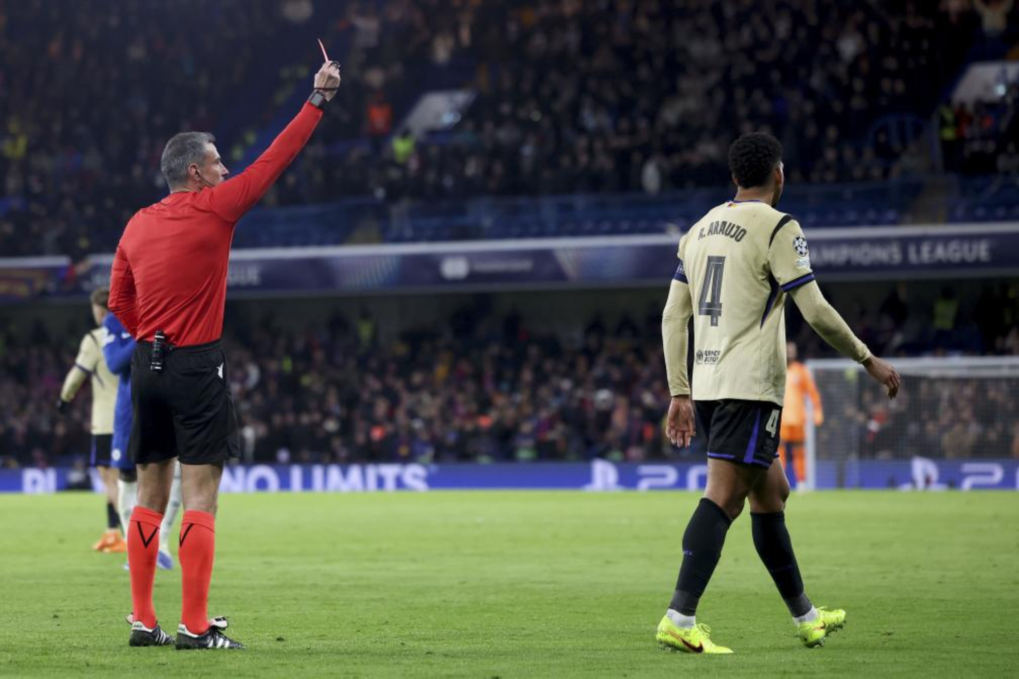 Araujo ve la roja contra el Chelsea.