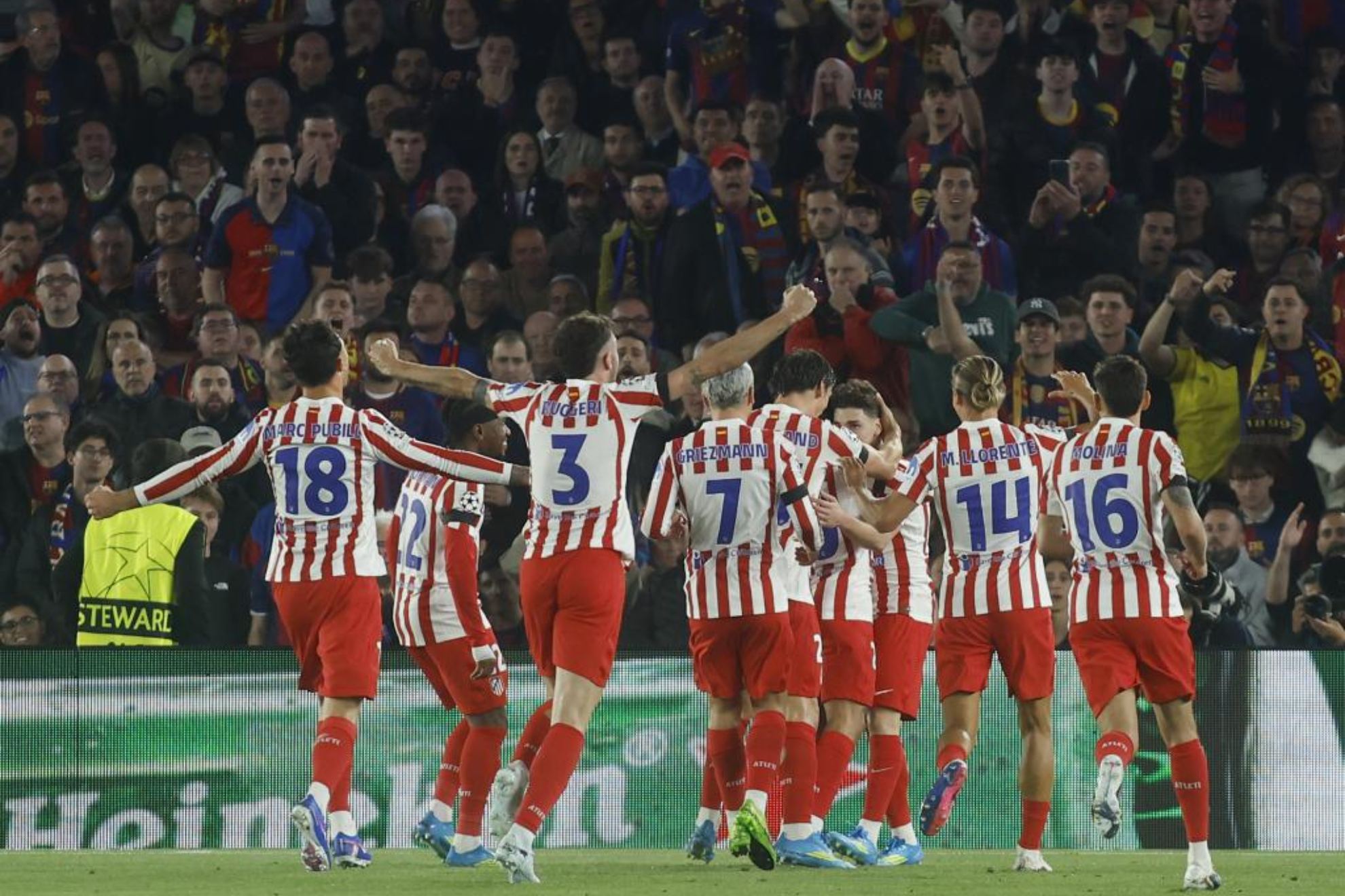 Los jugadores del Atlético celebran en el Camp Nou.