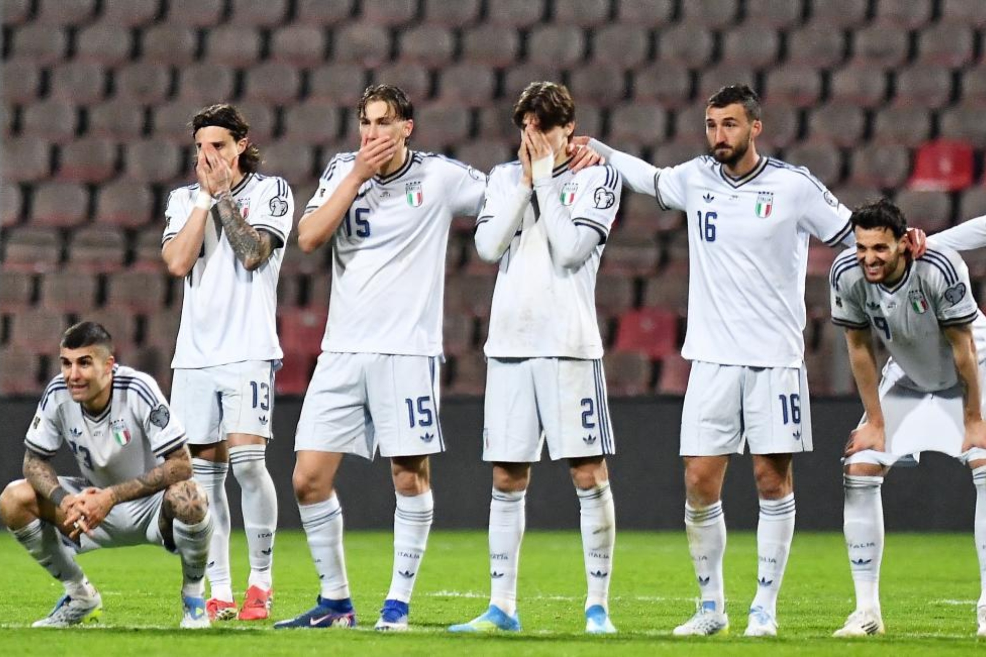Los jugadores de Italia lamentan la eliminación ante Bosnia.