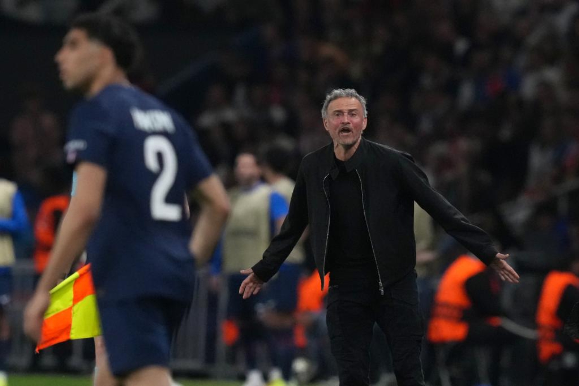 Luis Enrique da indicaciones ante el Liverpool.