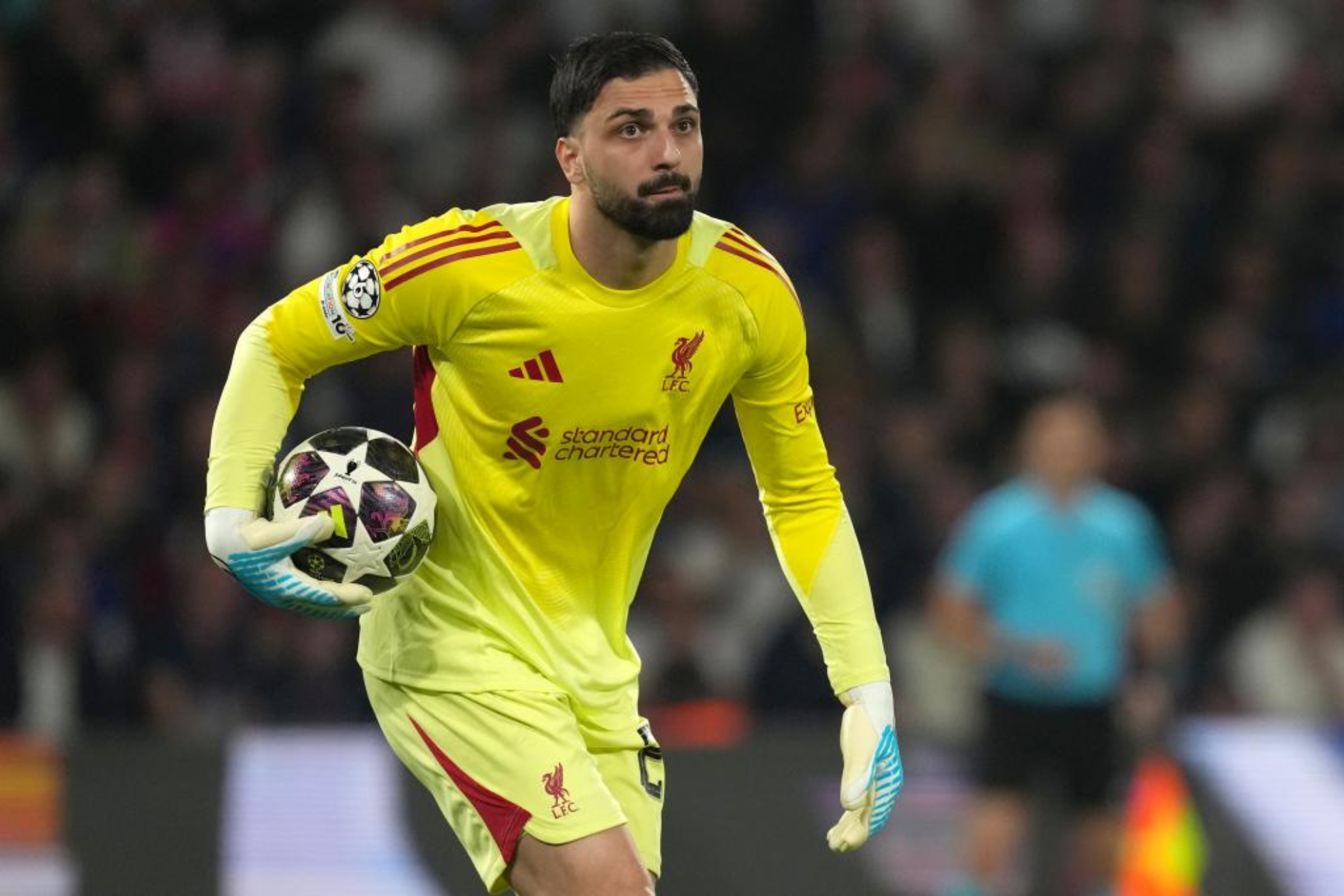 Giorgi Mamardashvili, en acción ante el Liverpool.