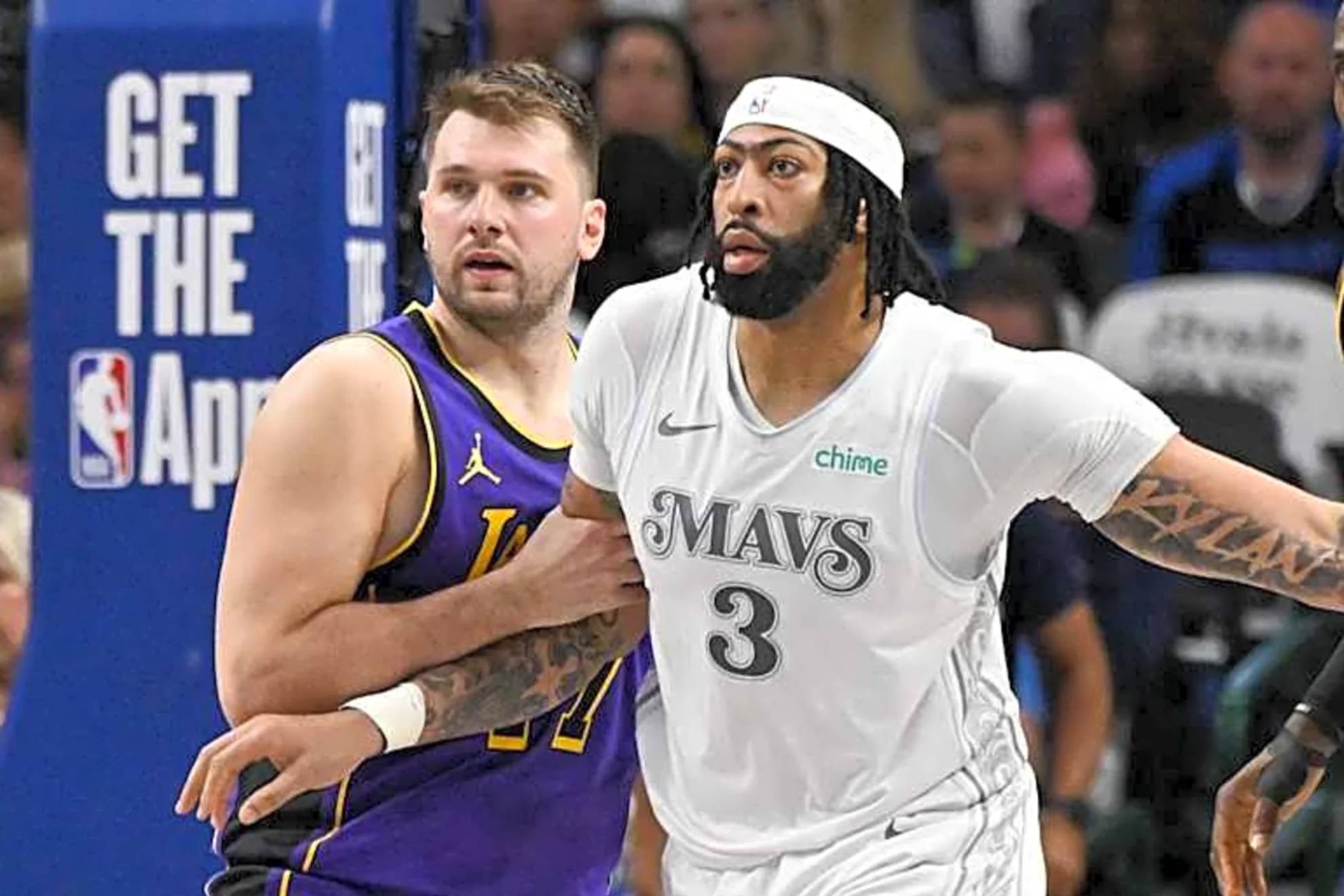Luka Doncic defiende a Anthony Davis.