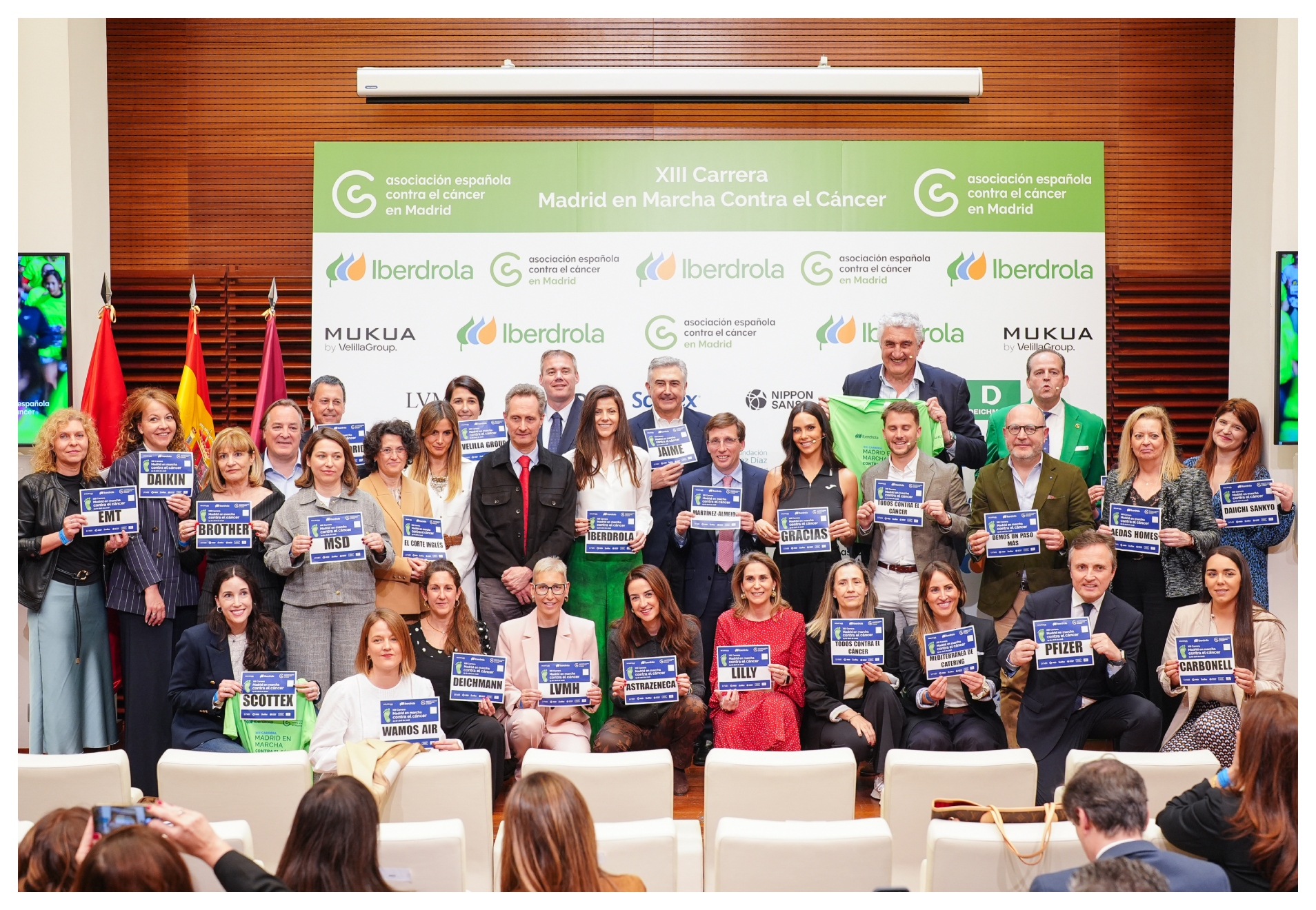 Foto de familia de la presentación de la XIII Carrera Madrid en Marcha Contra el Cáncer