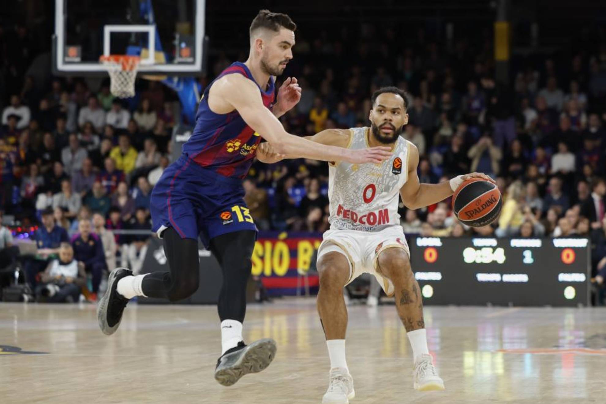 Okobo trata de defenderse ante la defensa de Satoransky.