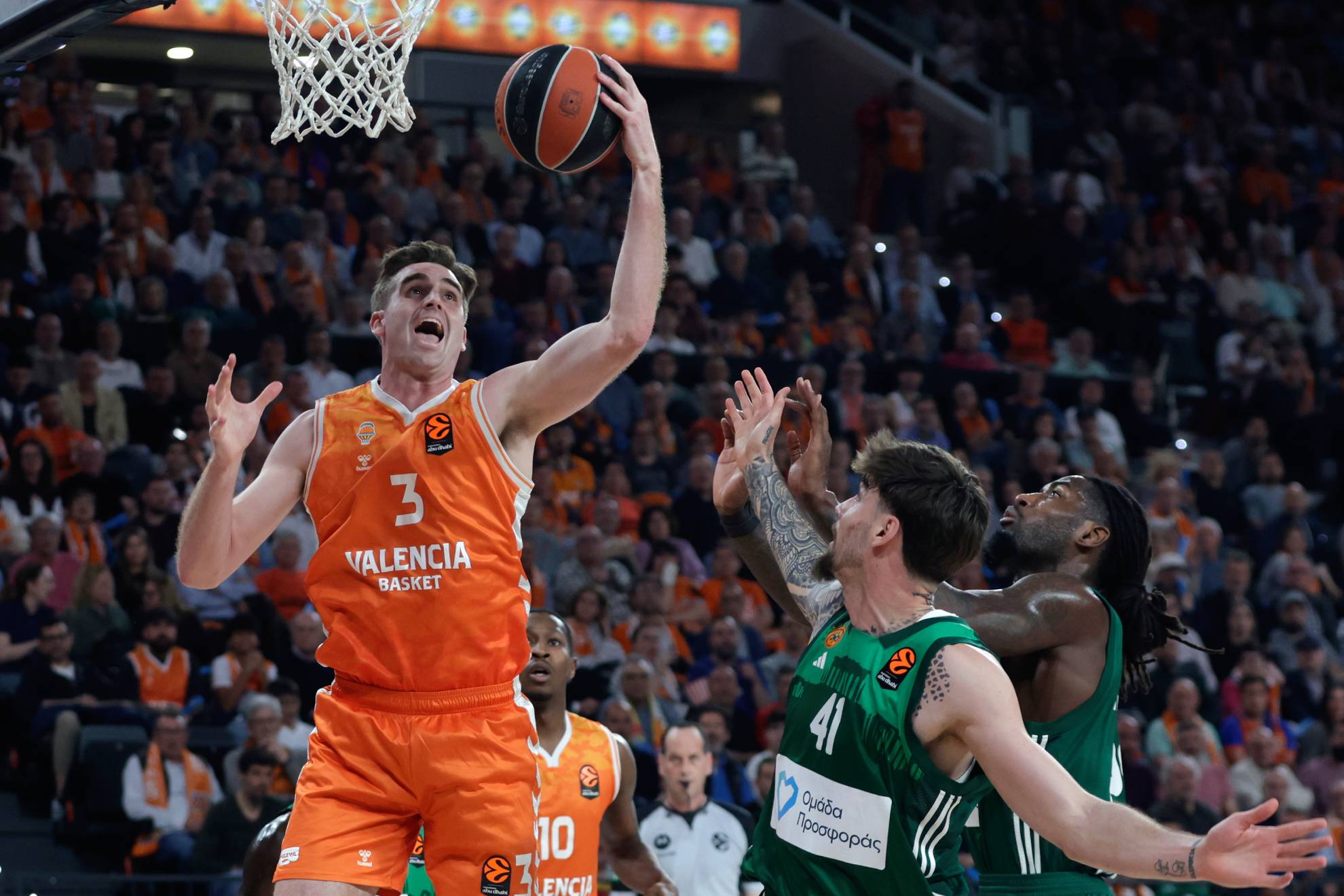 Reuvers captura un rebote ante la mirada de Juancho Hernangómez.