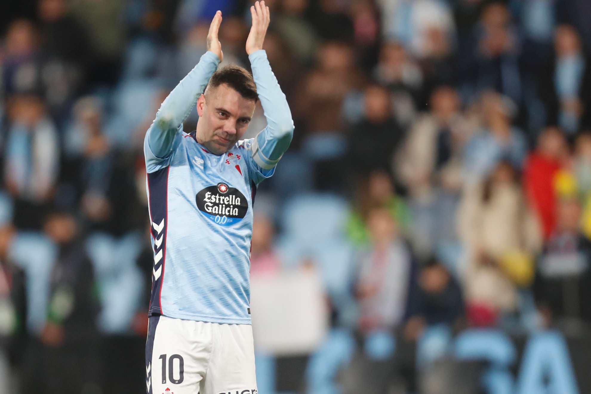 Iago Aspas aplaude durante un partido del Celta