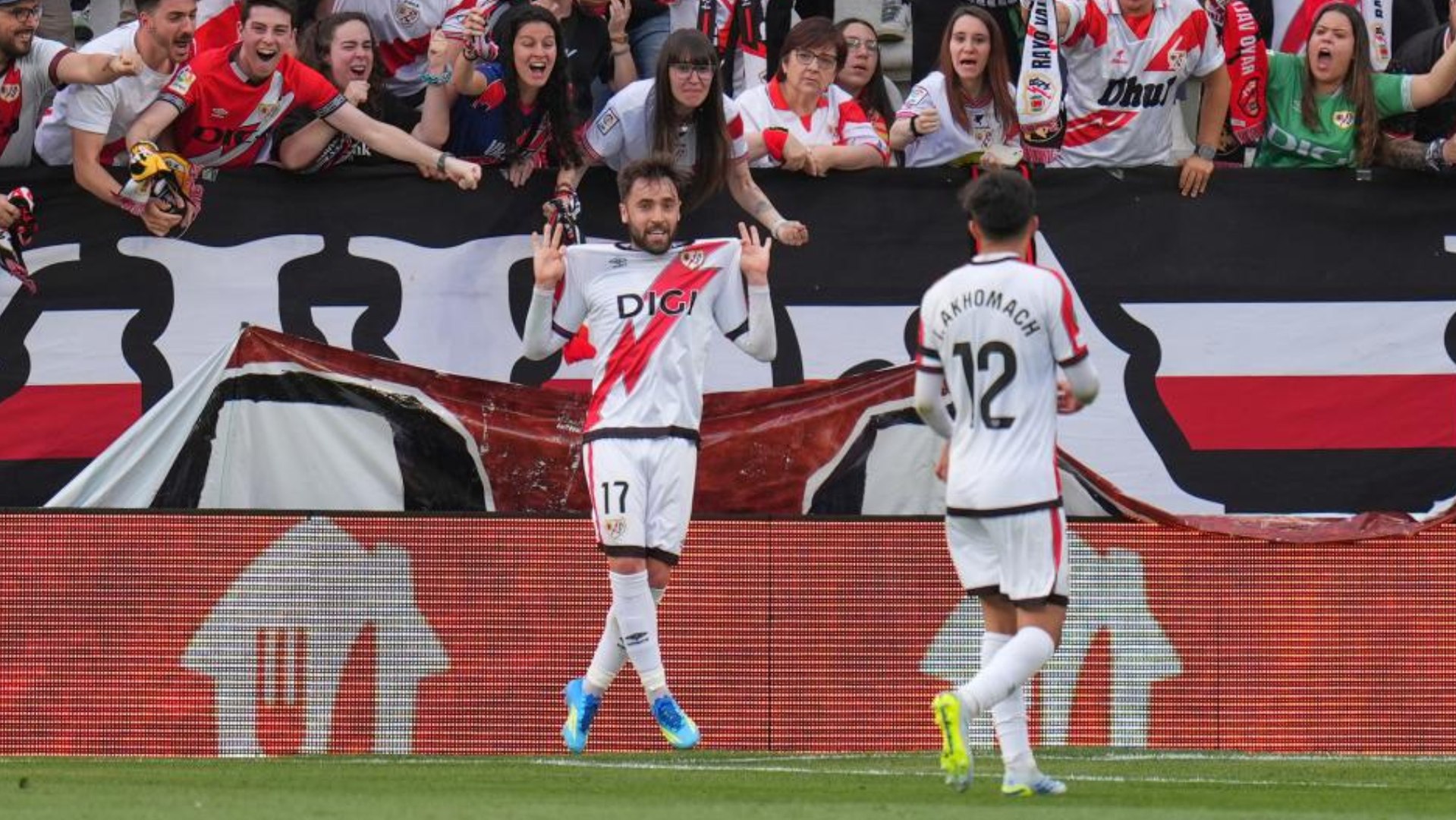 El ataque del Rayo fue finalizado por Ilias con la pierna izquierda y el rechace de Strakosha fue mandado por Unai López hacia dentro. Segundo gol para el Rayo antes del descanso.