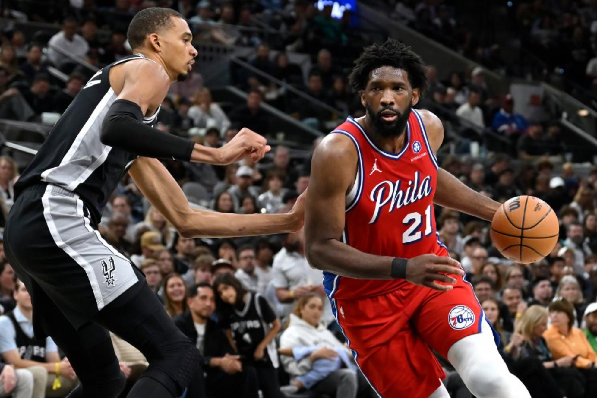 Joel Embiid ante Victor Wembanyama.