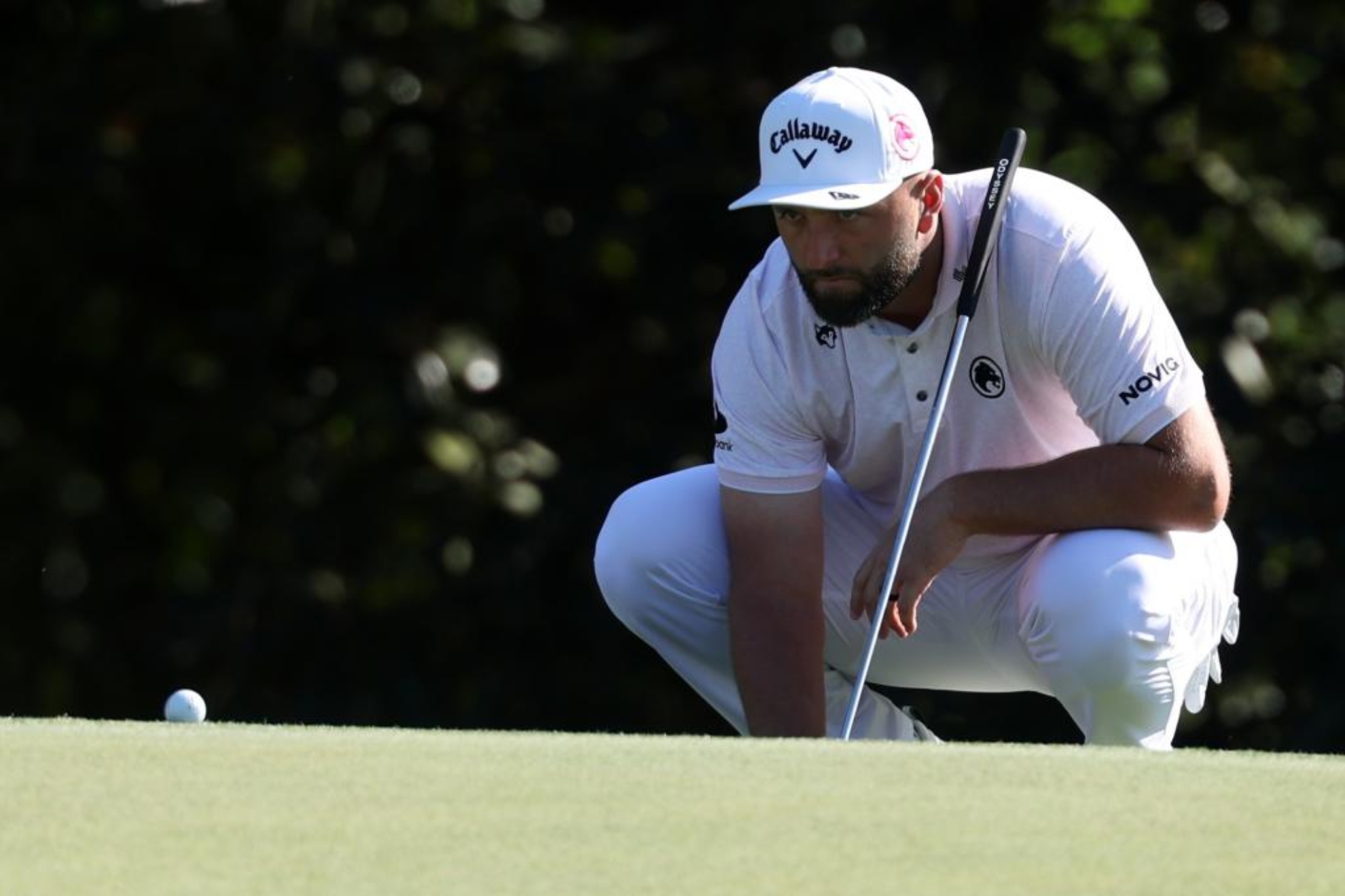 Jon Rahm (31) lee una caída en un green