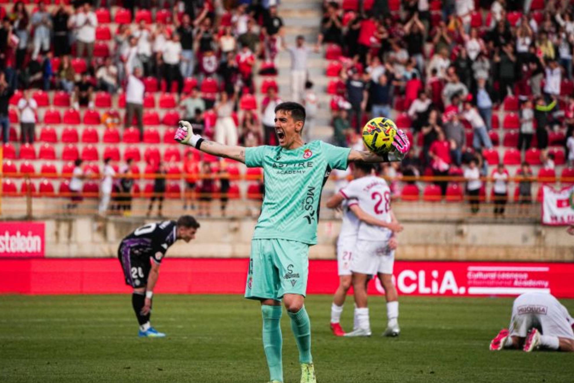 Edgar Badía celebra el triunfo contra el Valladolid.