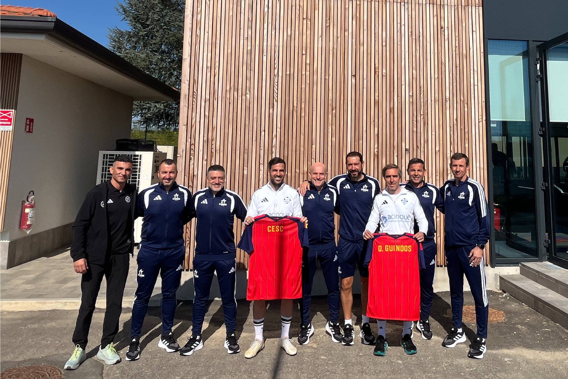 Los entrenadores en las instalaciones del Como con Cesc Fábregas.