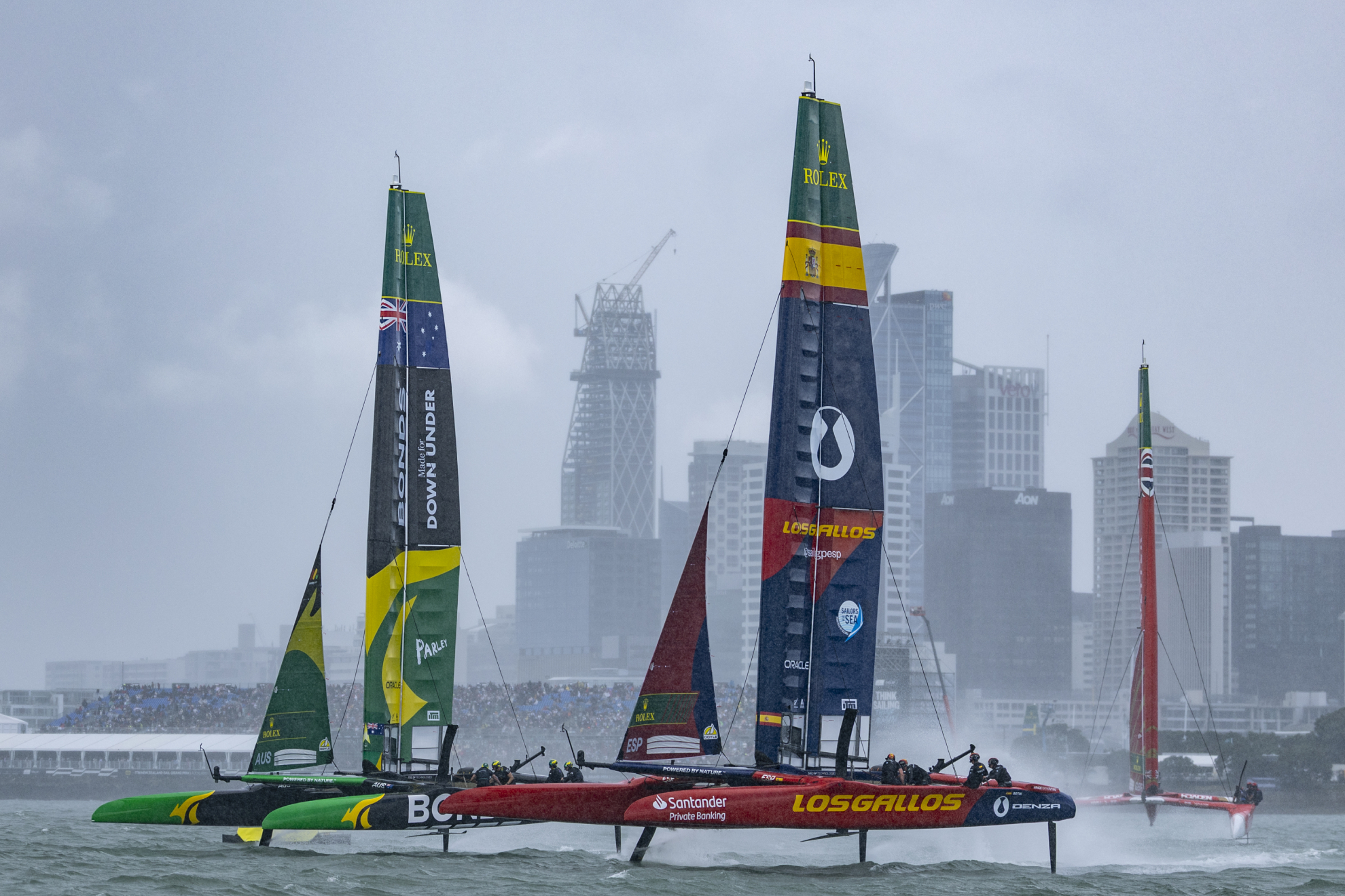 El equipo español de SailGP junto al brasileño.