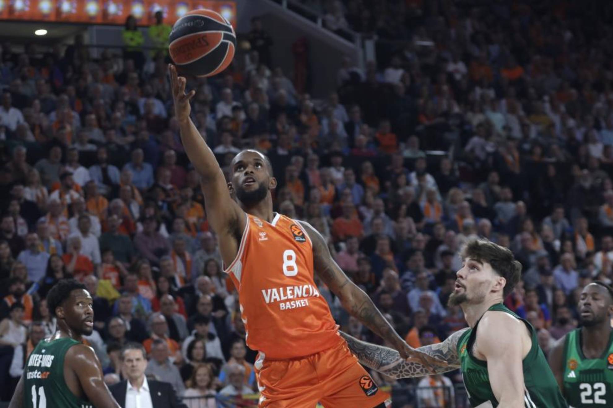 Jean Montero hace una entrada a canasta.