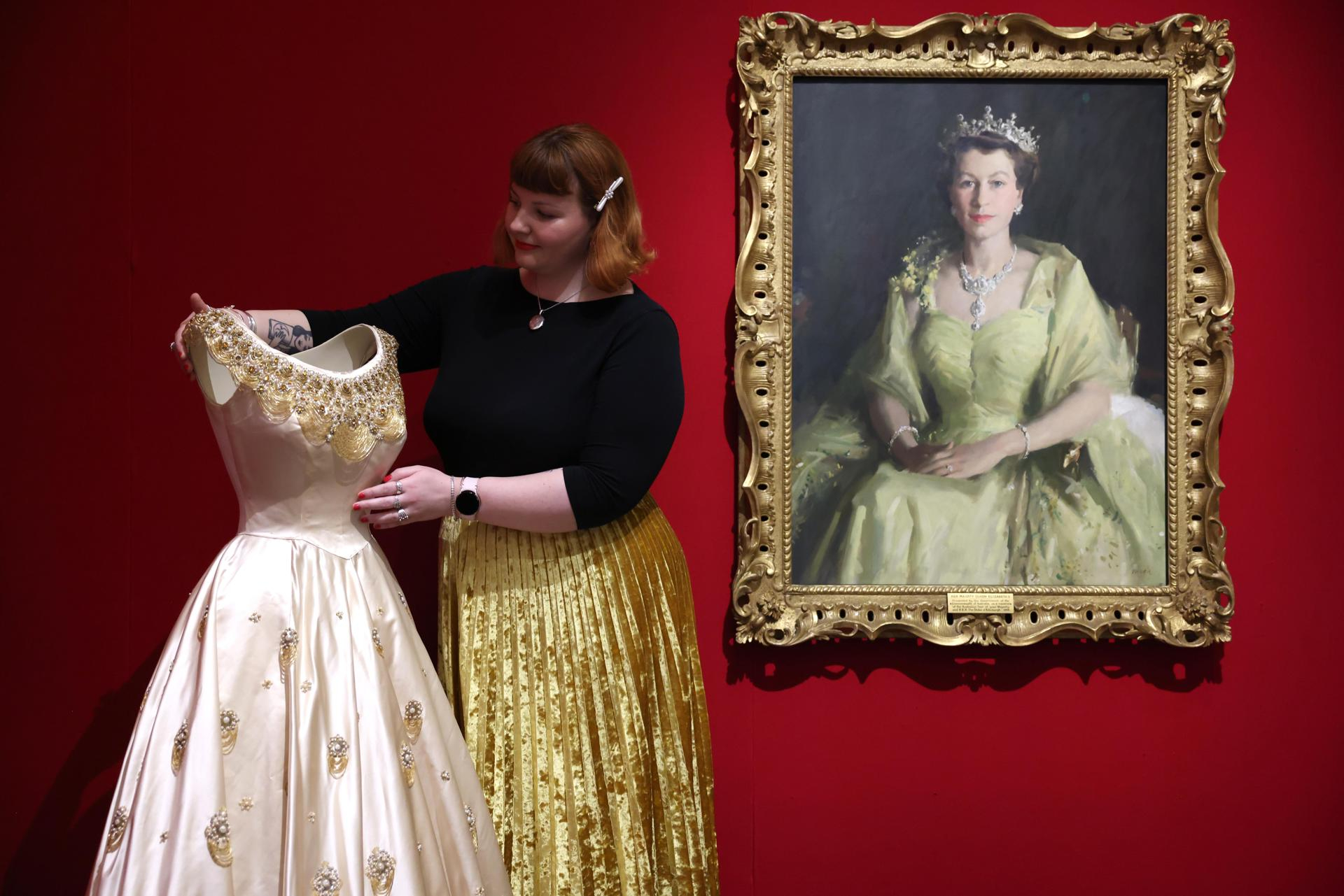 La exposición 'Reina Isabel II: Su vida con estilo' en The King's Gallery, en el Palacio de Buckingham, abre sus puertas