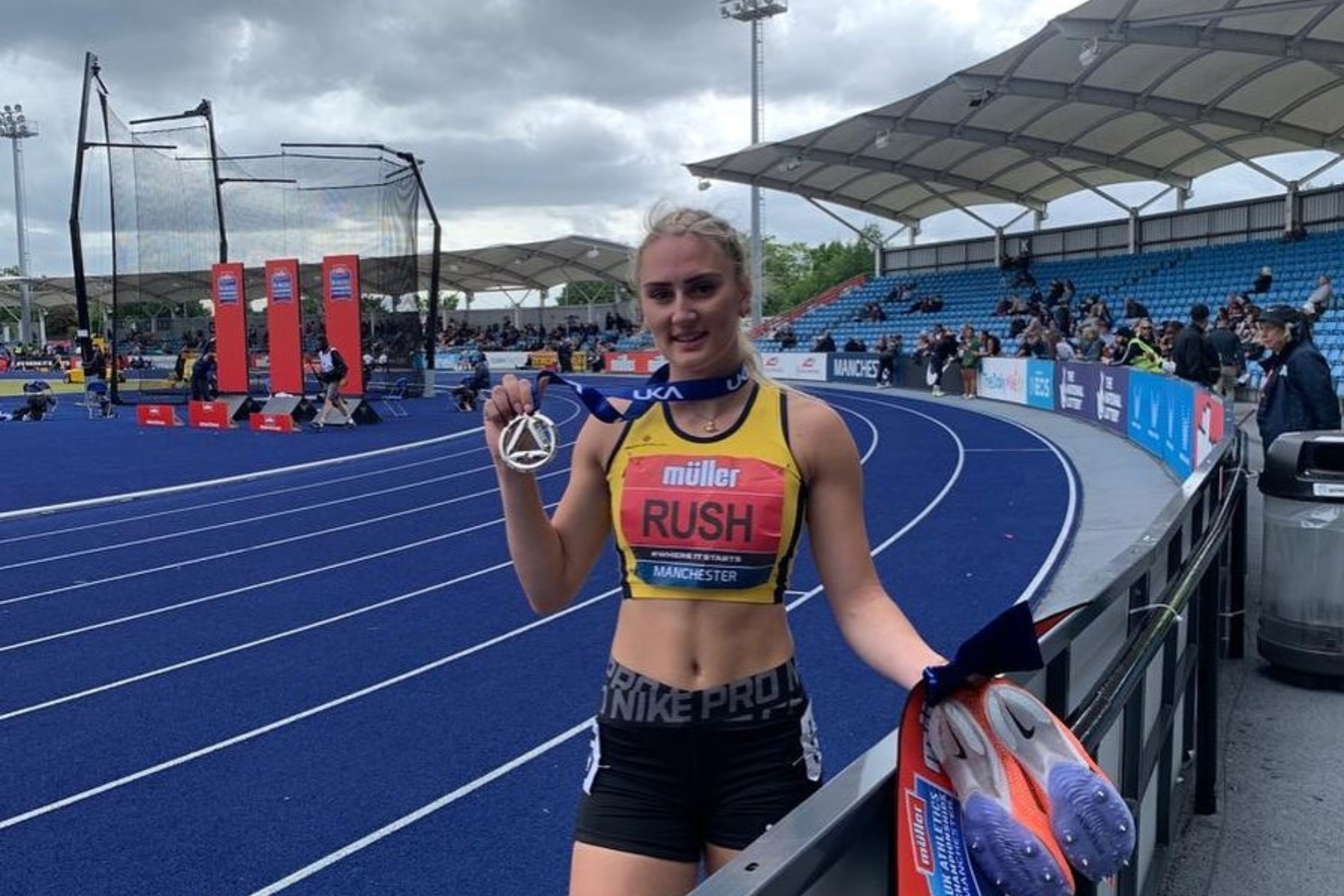 Ella Rush, con su medalla en el heptalón de los Nacionales de Gran Bretaña.