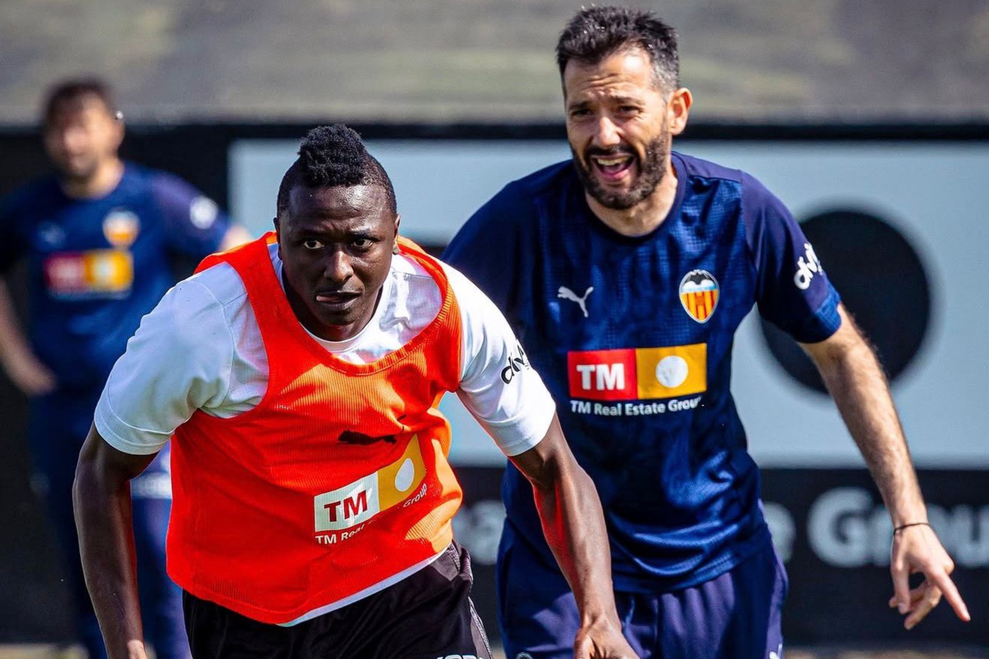 Corberán y Sadiq en el entrenamiento de hoy.