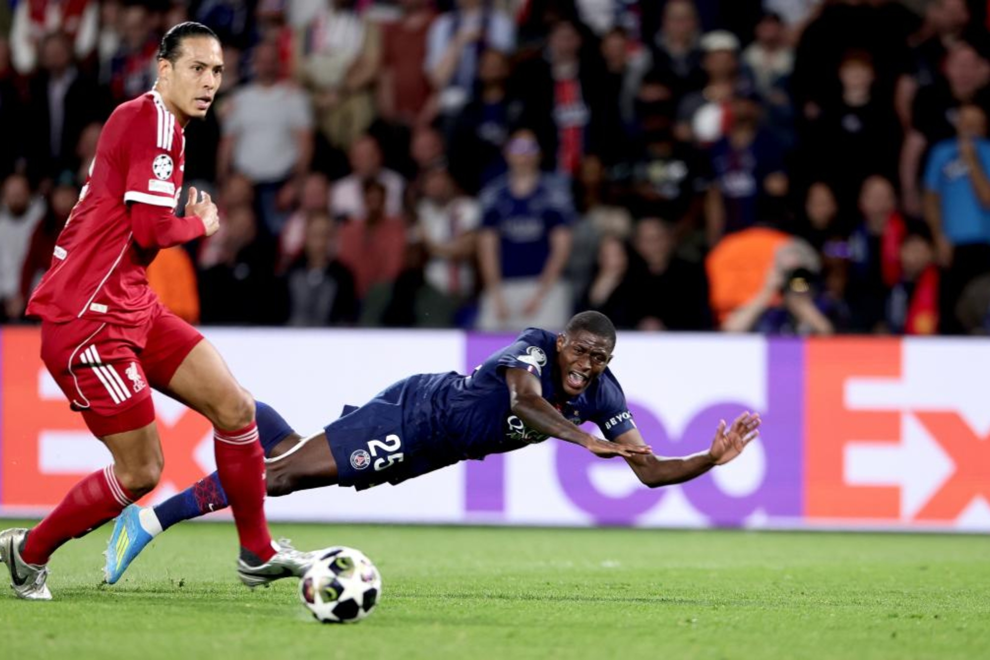Nuno Mendes cae al suelo ante la oposición de Van Dijk.