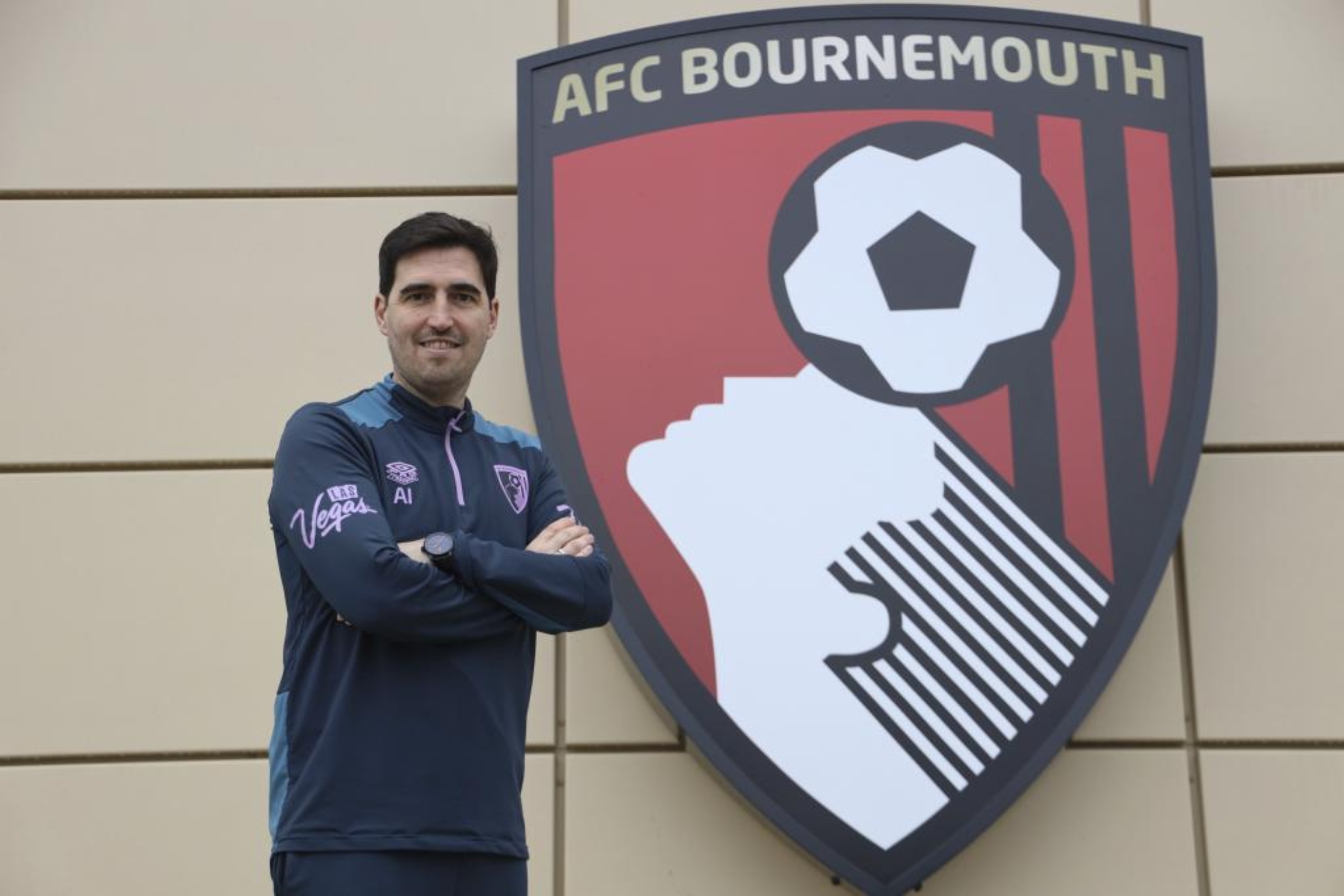 Andoni Iraola posa con el escudo del Bournemouth.