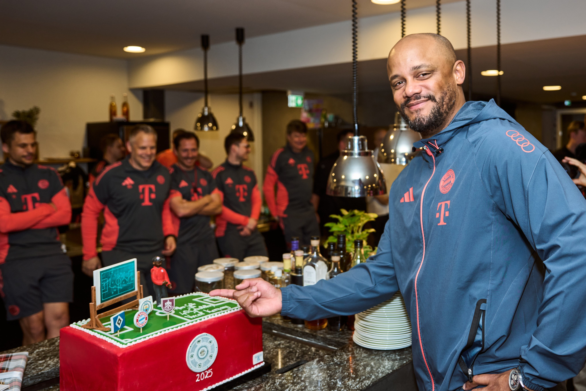 Kompany celebrando su cumpleaños