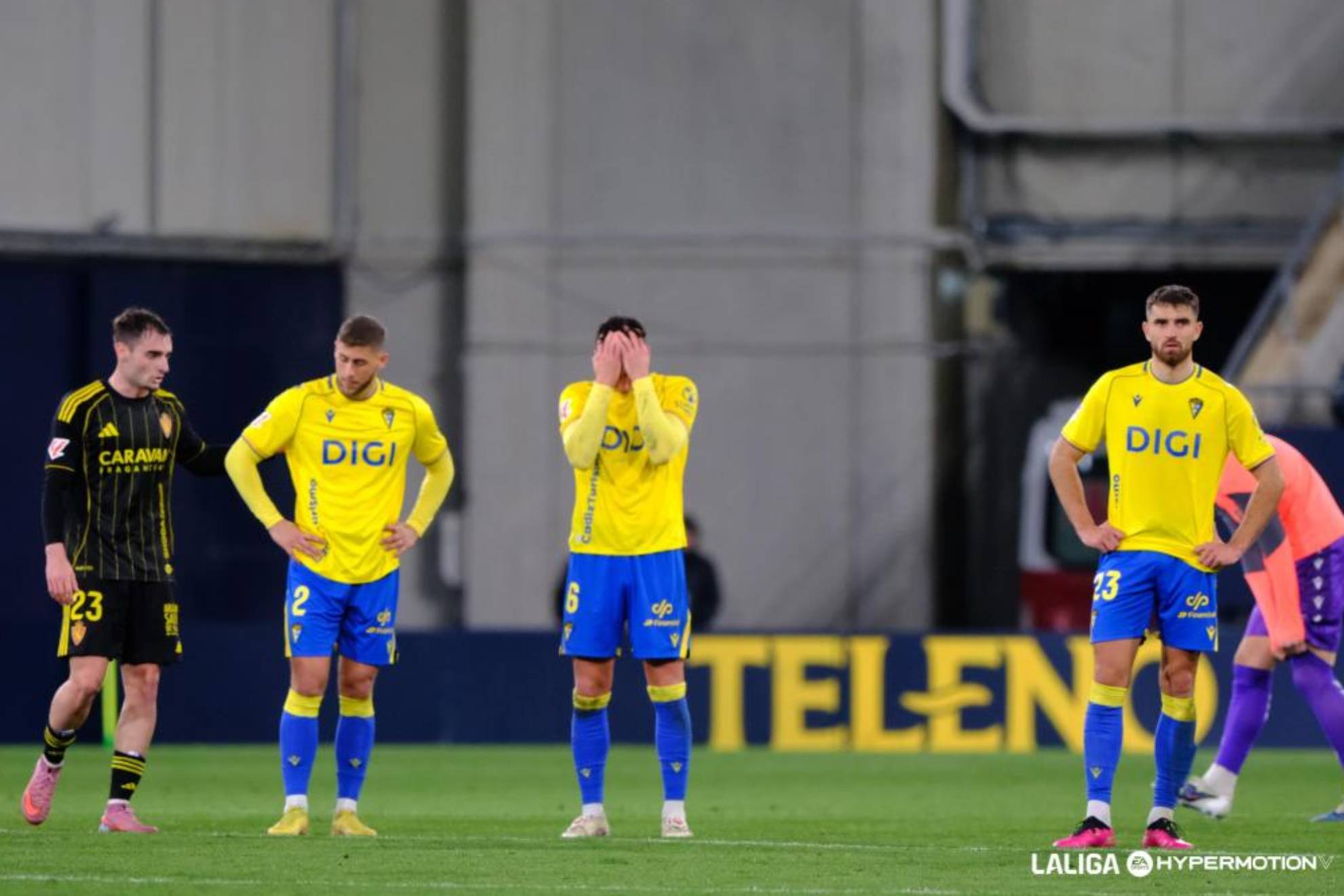 Los jugadores del Cádiz se lamentan tras un gol encajado