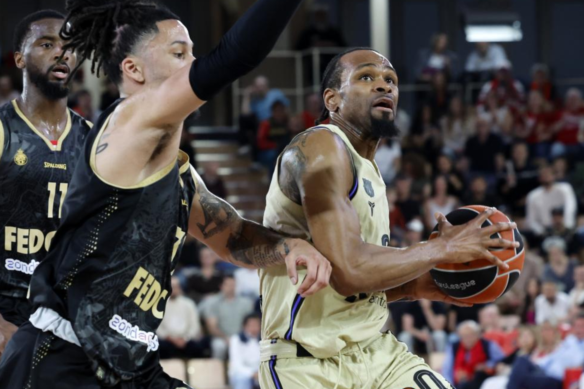 Matthew Strazel trata de frenar a Kevin Punter.