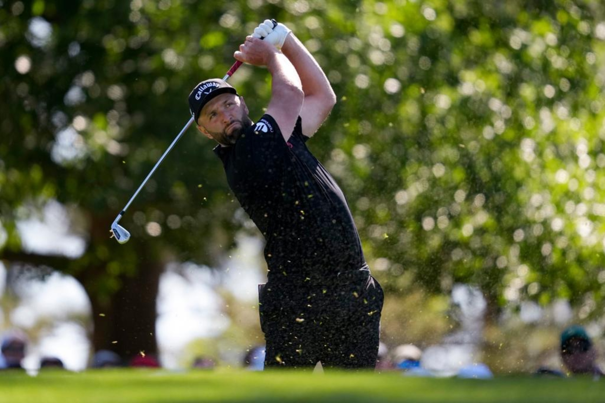 Jon Rahm (31) juega un hierro en el hoyo 15