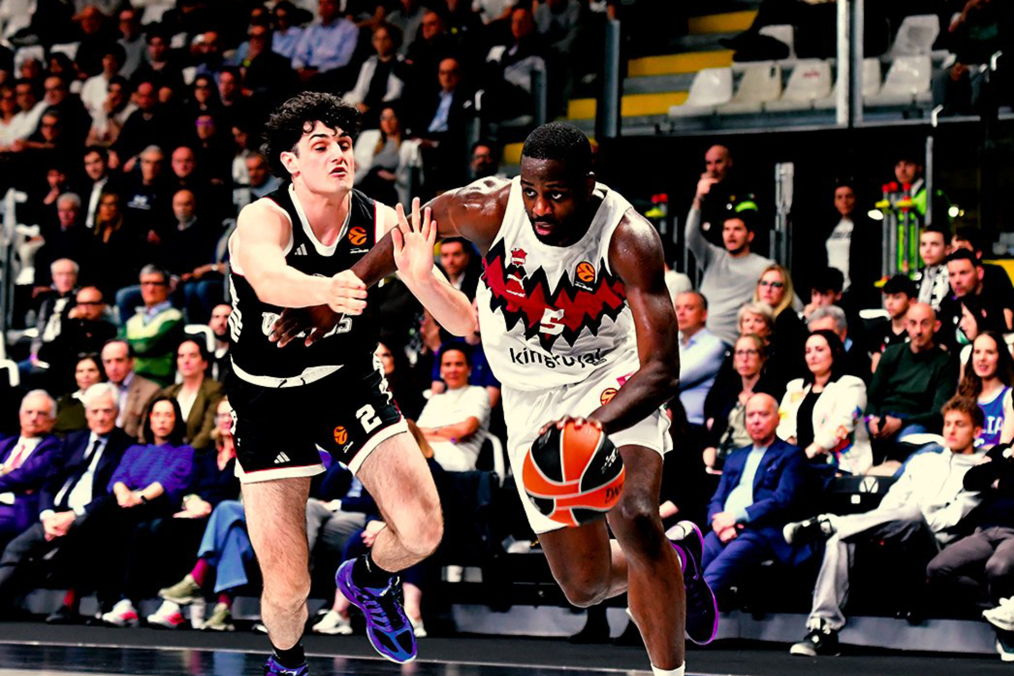 Omoruyi trata de eludir la defensa de Baiocchi.