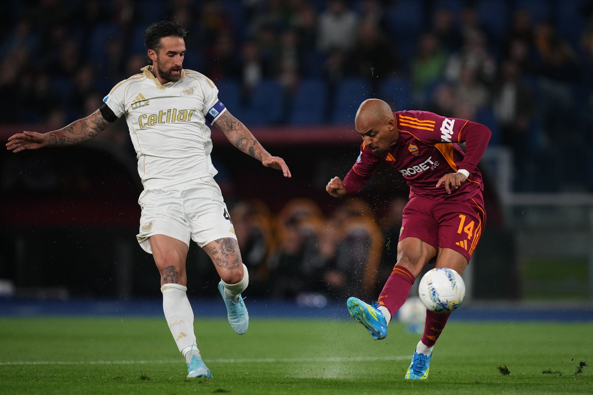 Malen define en su primer gol ante el Pisa