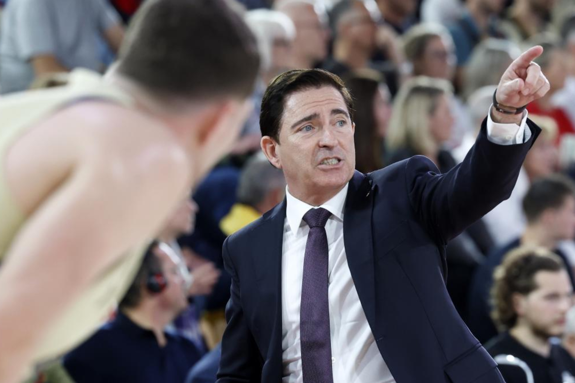 Xavi Pascual da órdenes durante el partido del Barça en Mónaco.