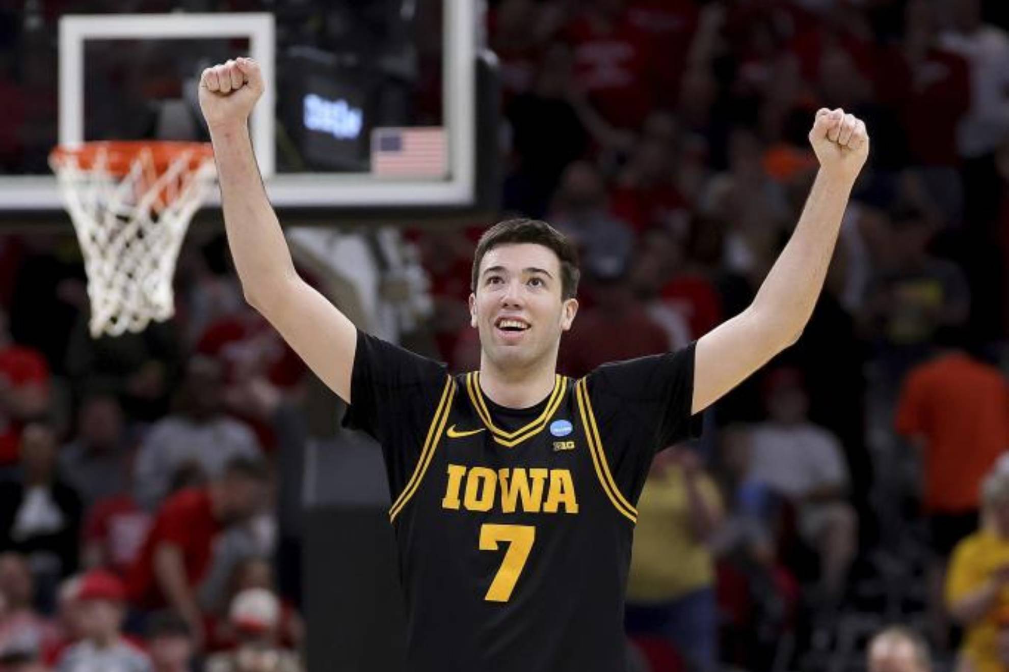 Álvaro Folgueiras celebra una canasta en un partido con la Universidad de Iowa.