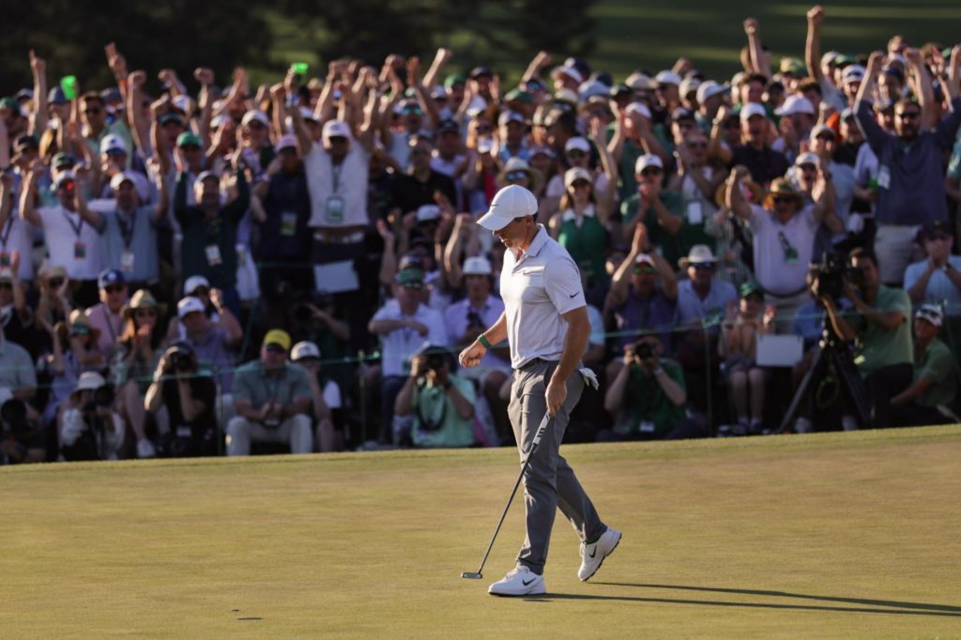 El público celebra el último birdie de Rory McIlroy