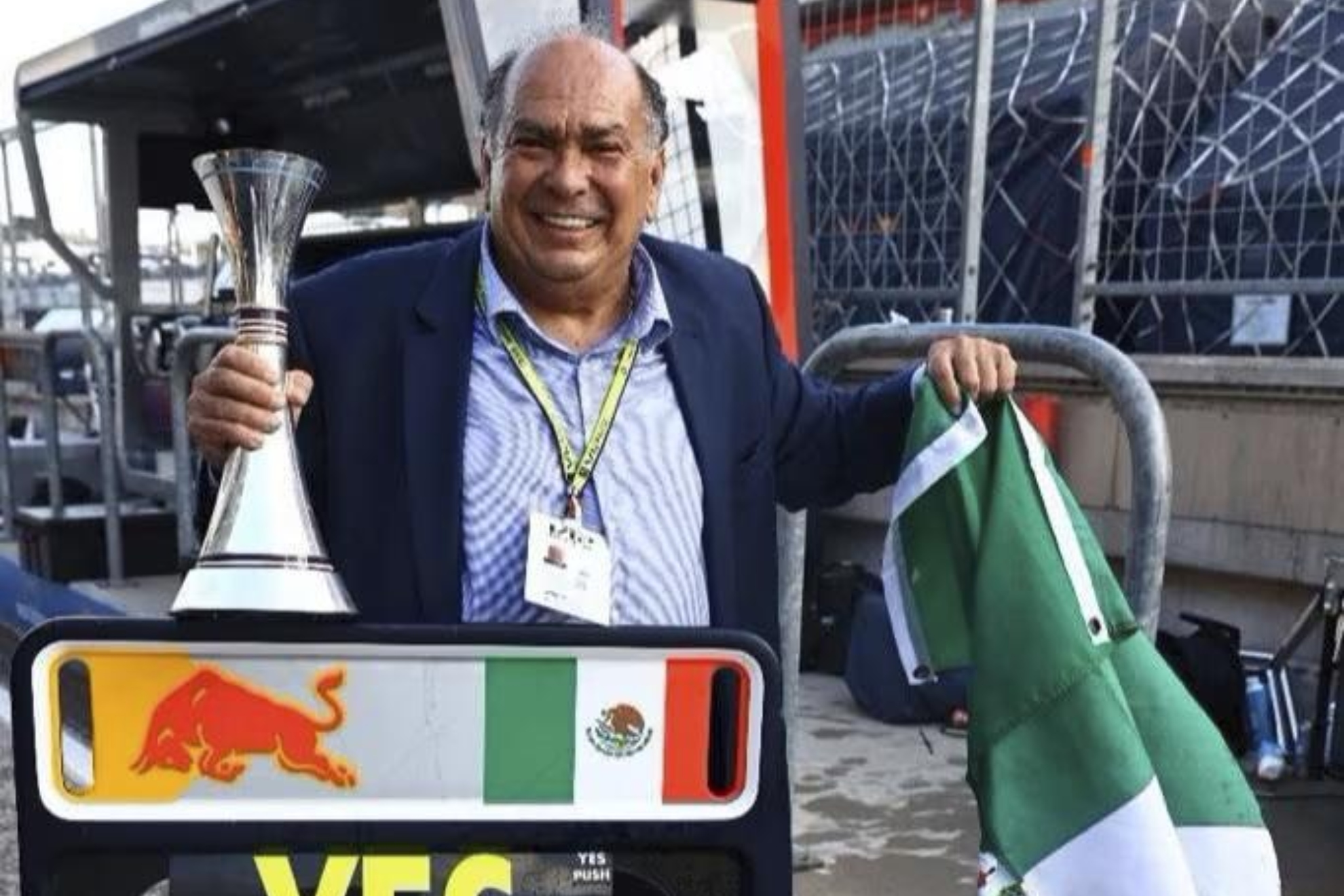 Antonio Pérez Garibay, con un trofeo.