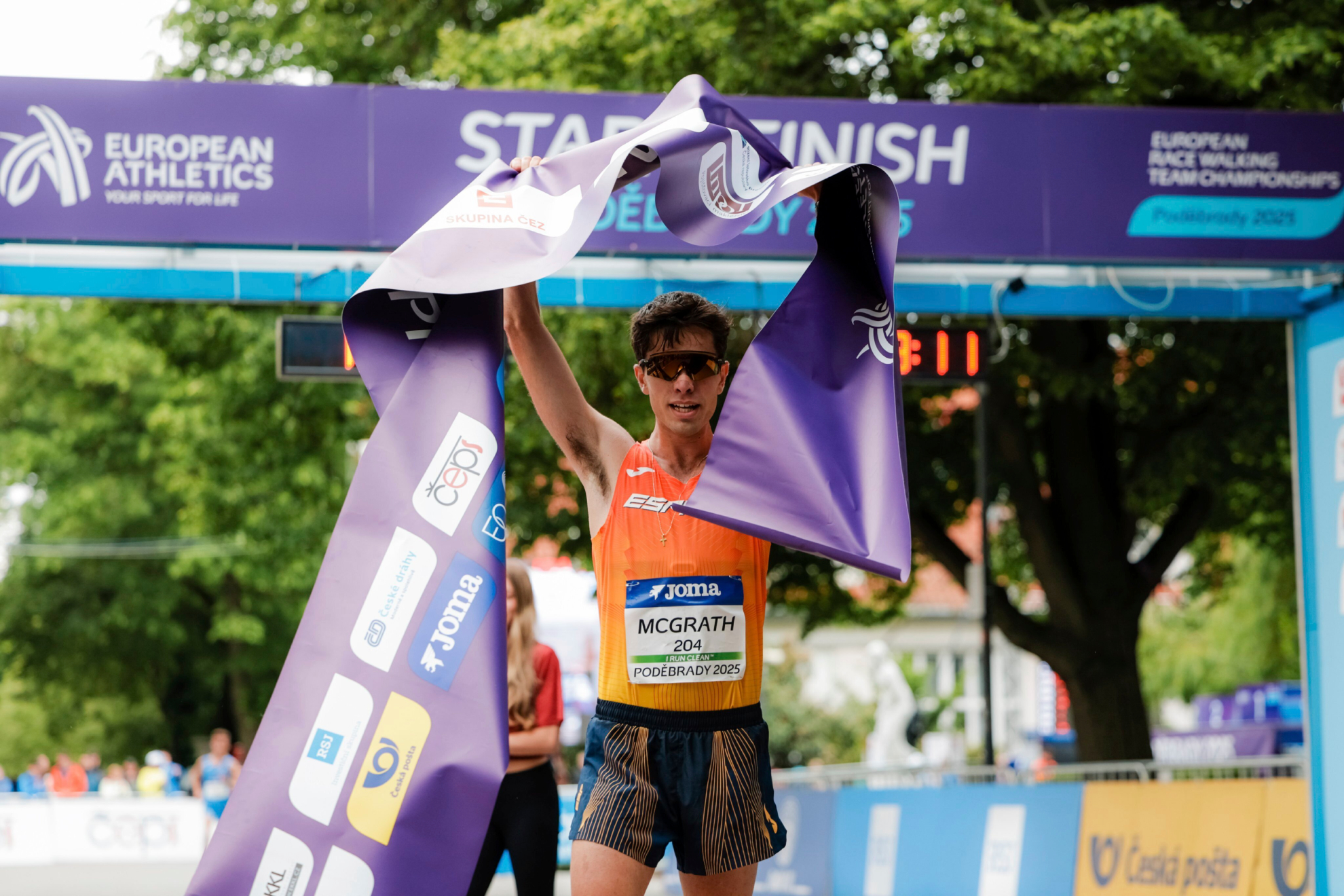 Paul McGrath celebra su victoria en el Campeonato de Europa de Marcha por Equipos 2025.