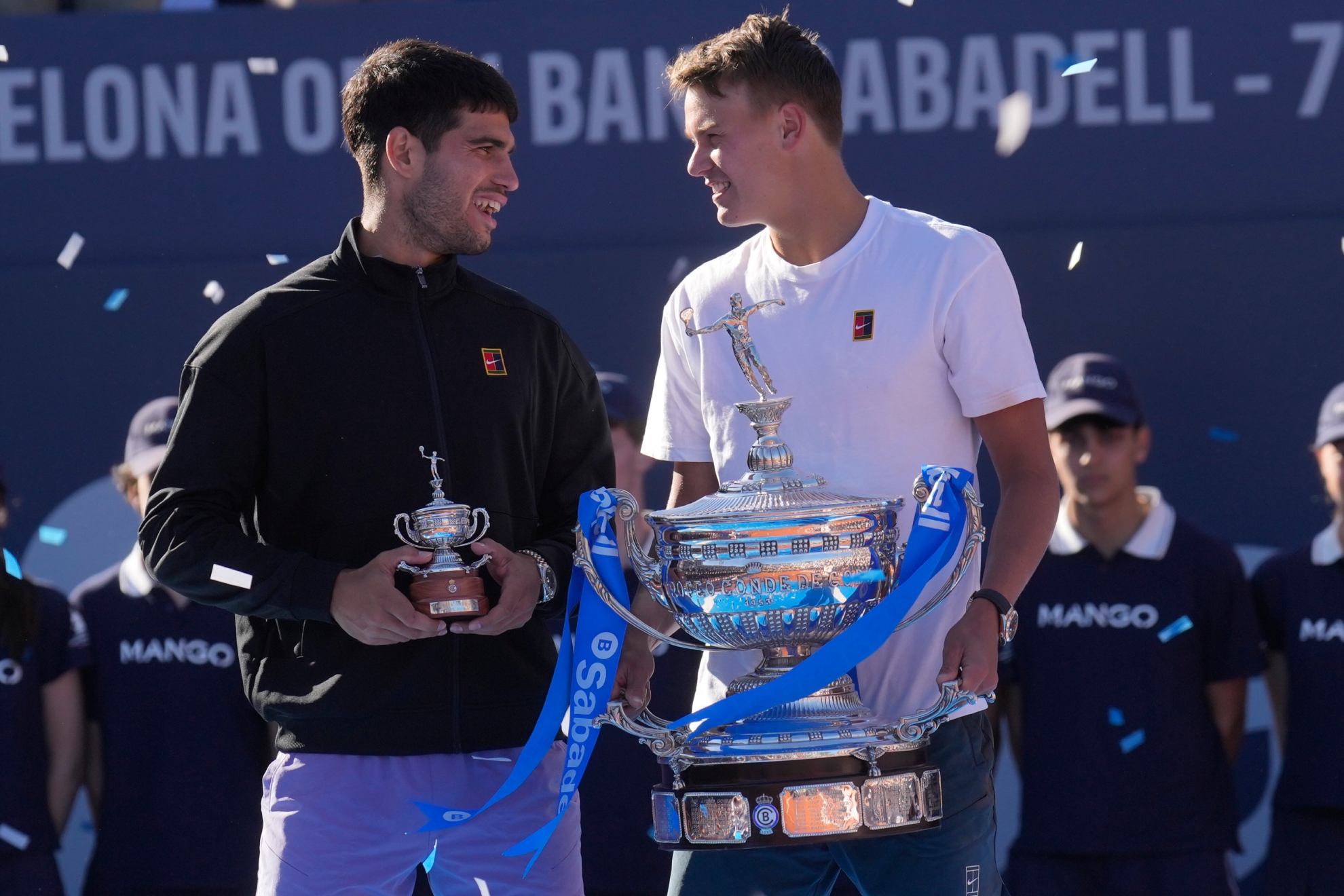 Alcaraz y Rune, en la última ceremonia de premiación.