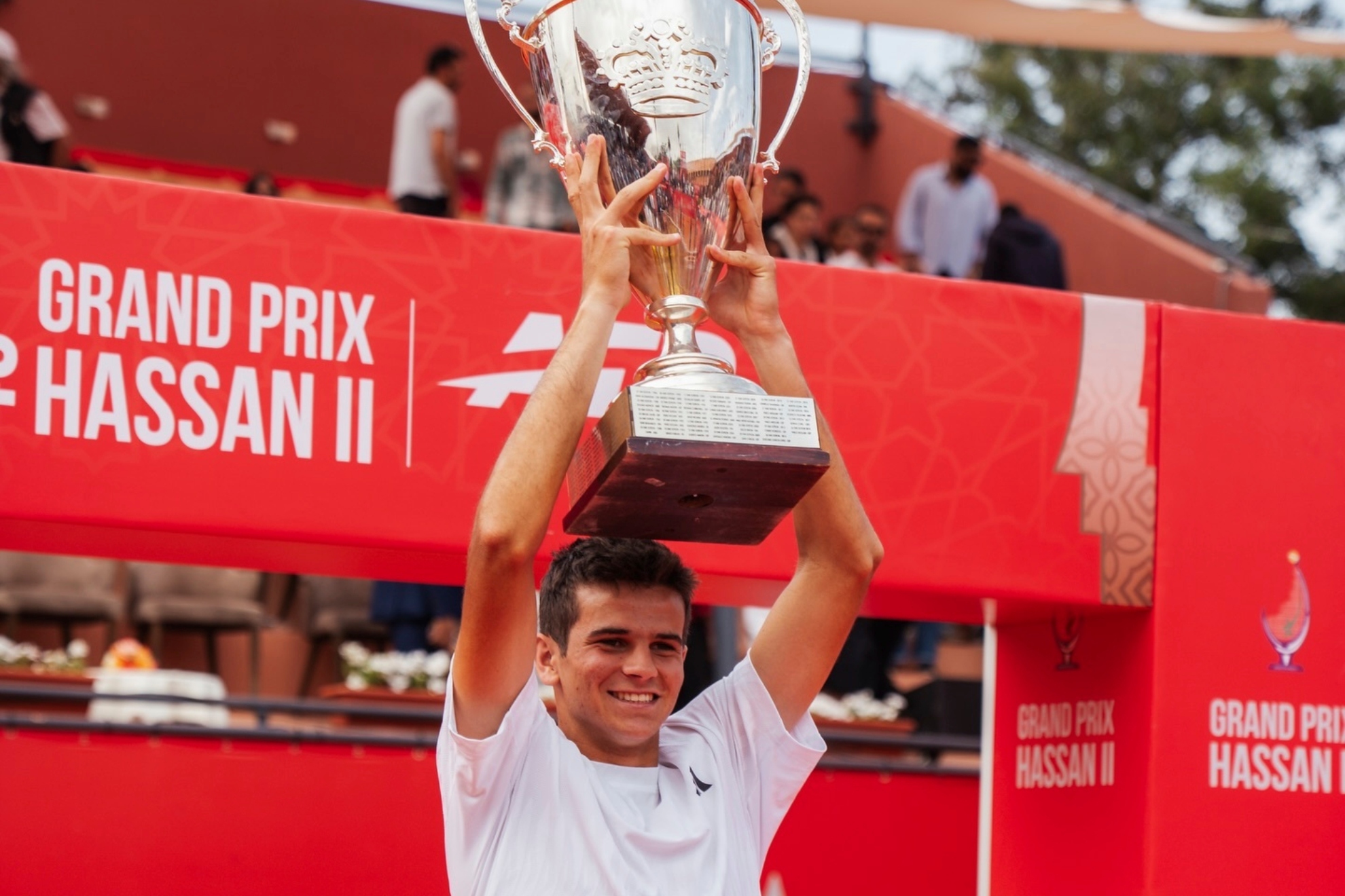 Jódar, con el trofeo de Marrakech.